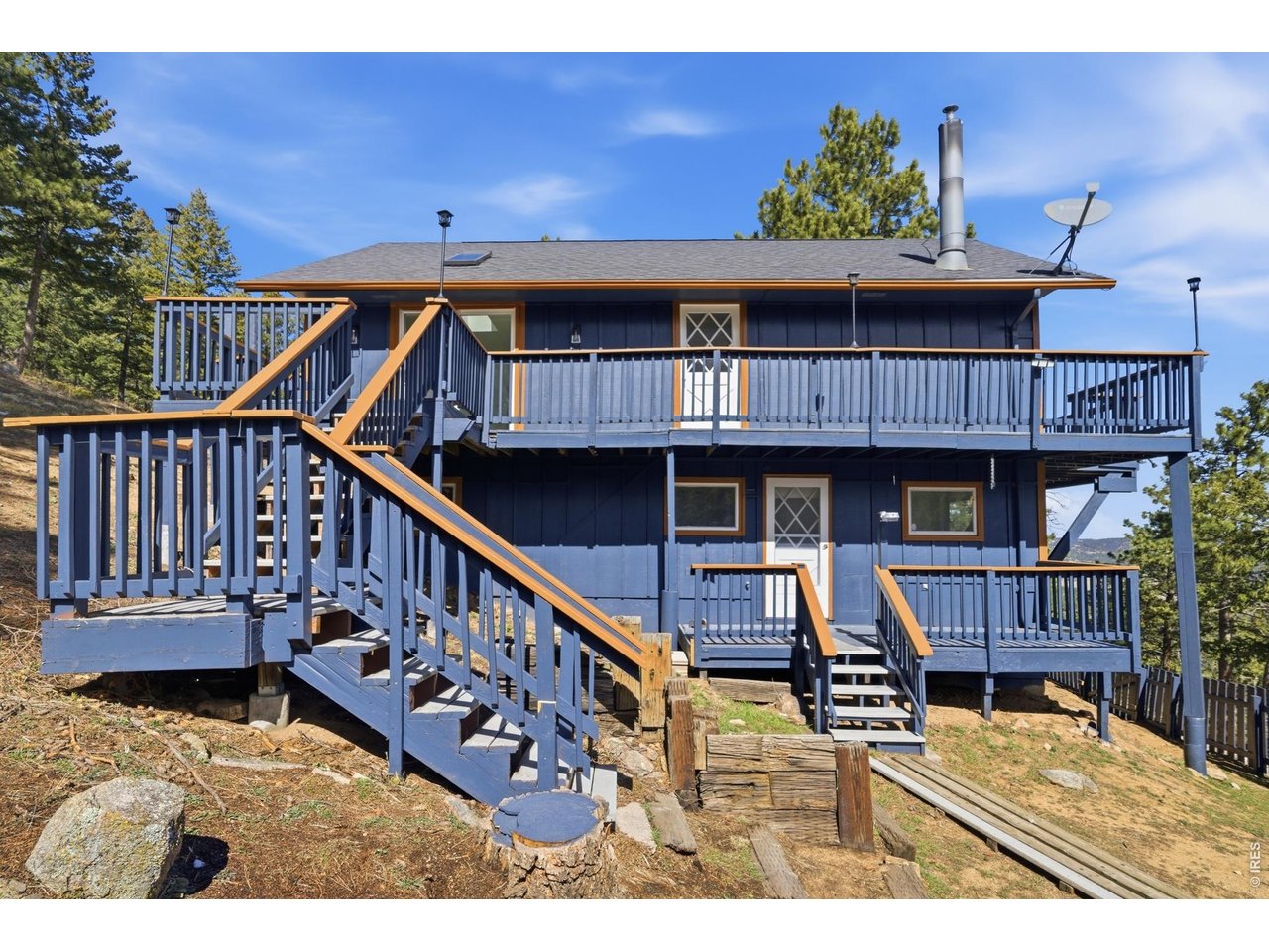 Welcome to 910 Chute Rd in Golden!