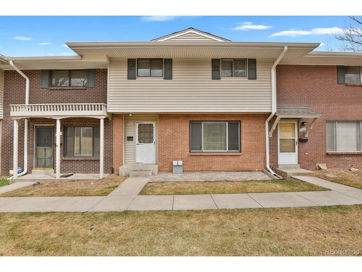 Welcome to 9025 E Mansfield-- a stately and large 4-bedroom townhome at the center of a quiet community!