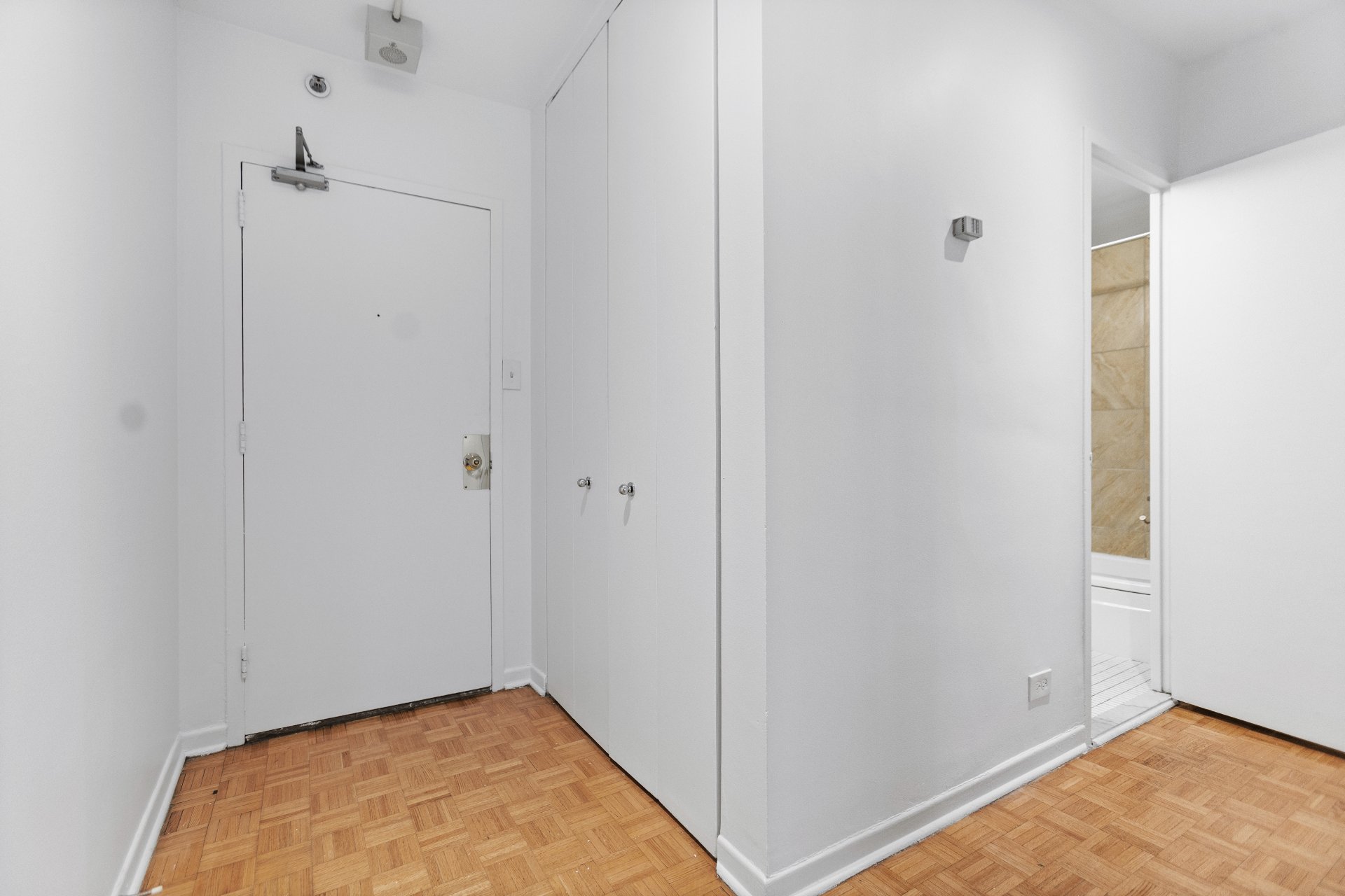 Montréal (Ville-Marie), QC H3H 2J8, Canada, 1 Bedroom Bedrooms, ,1 BathroomBathrooms,Residential,Active,12444