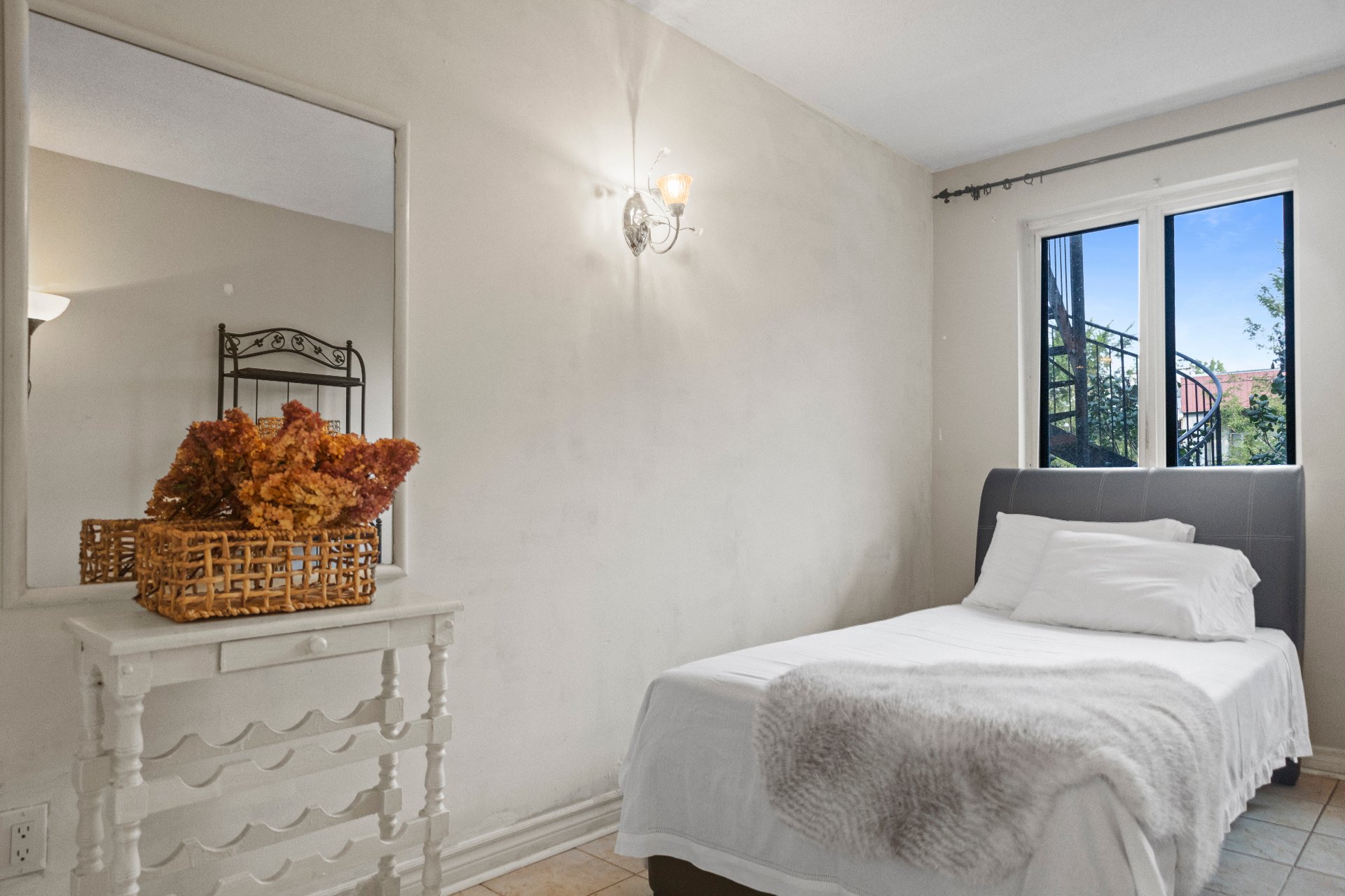 Montréal (Le Sud-Ouest), QC H3J 2S2, Canada, 2 Bedrooms Bedrooms, ,1 BathroomBathrooms,Residential,Active,45364