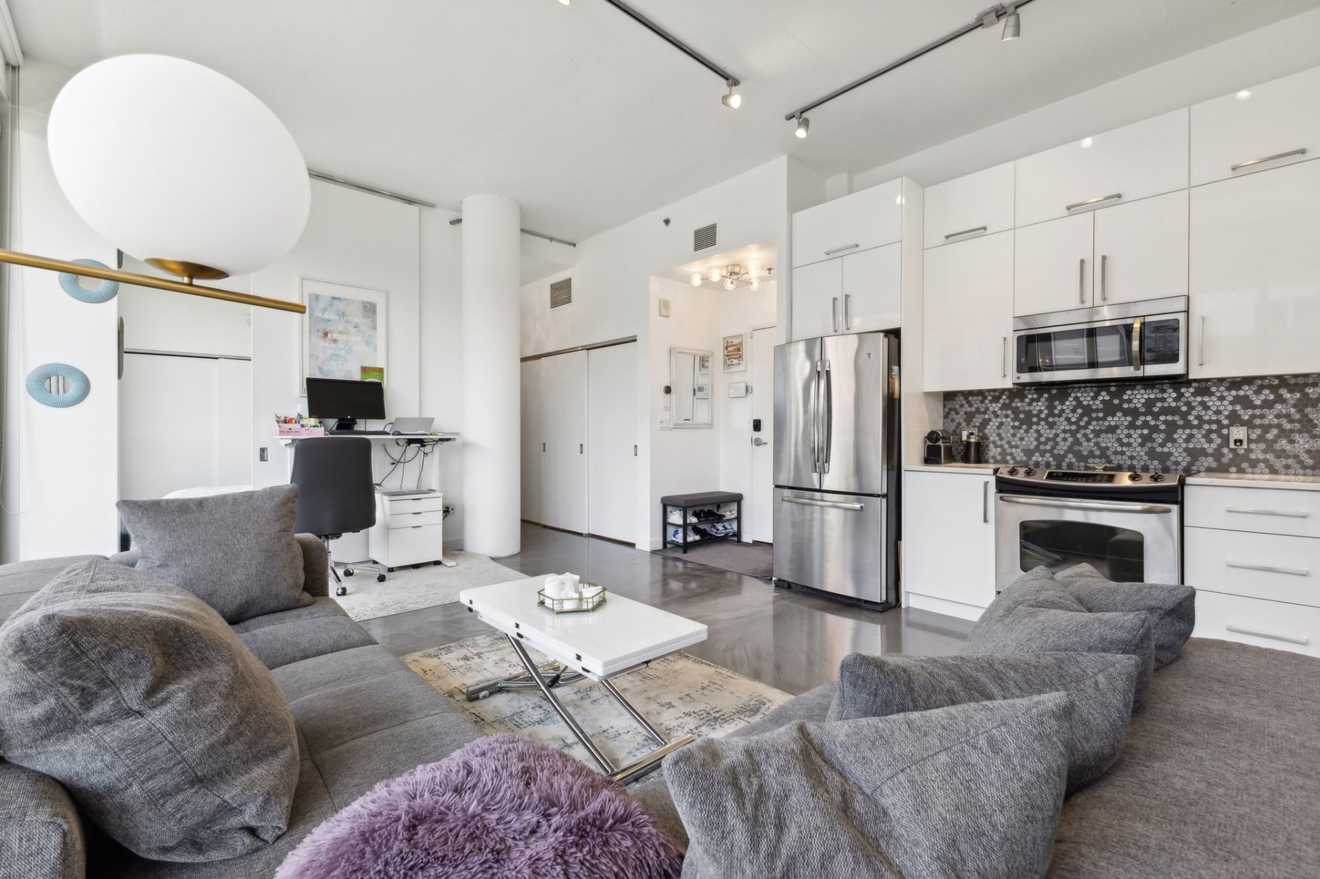 Montréal (Ville-Marie), QC H3C 4C9, Canada, 1 Bedroom Bedrooms, ,1 BathroomBathrooms,Residential,Active,53678