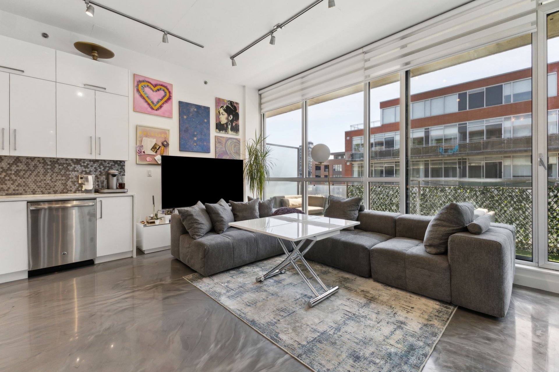 Montréal (Ville-Marie), QC H3C 4C9, Canada, 1 Bedroom Bedrooms, ,1 BathroomBathrooms,Residential,Active,53678