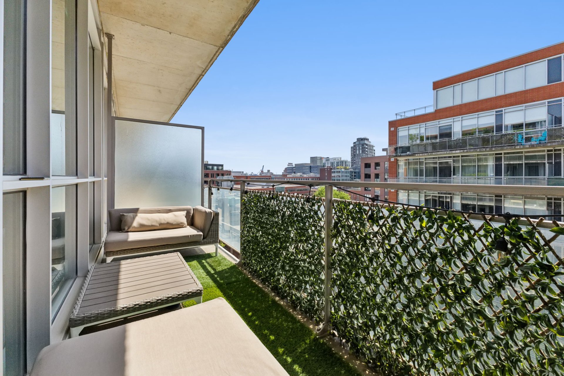 Montréal (Ville-Marie), QC H3C 4C9, Canada, 1 Bedroom Bedrooms, ,1 BathroomBathrooms,Residential,Active,53678