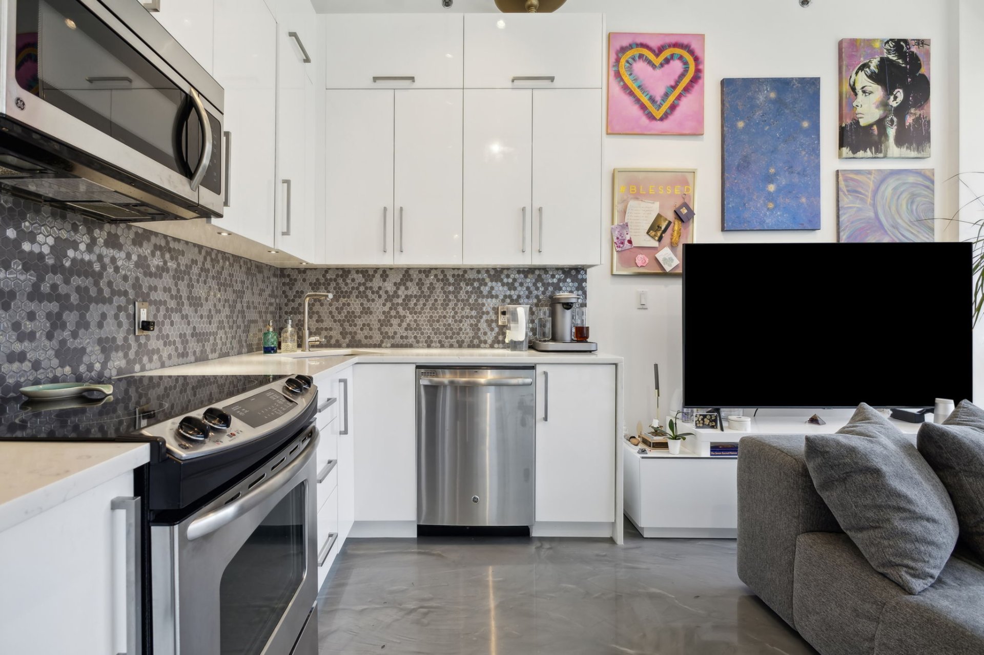 Montréal (Ville-Marie), QC H3C 4C9, Canada, 1 Bedroom Bedrooms, ,1 BathroomBathrooms,Residential,Active,53678