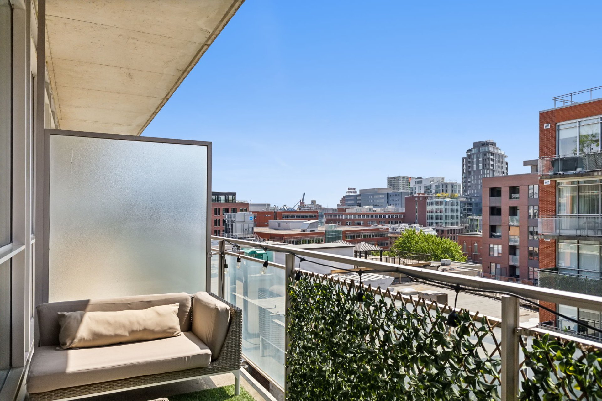 Montréal (Ville-Marie), QC H3C 4C9, Canada, 1 Bedroom Bedrooms, ,1 BathroomBathrooms,Residential,Active,53678