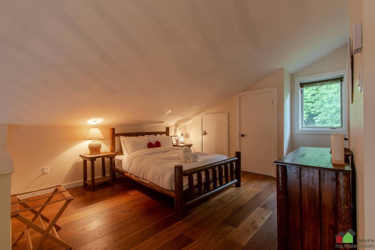 Mont-Tremblant, QC J8E 1B9, Canada, 2 Bedrooms Bedrooms, ,2 BathroomsBathrooms,Residential,Active,136137