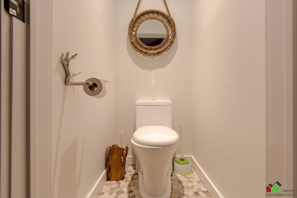 Mont-Tremblant, QC J8E 1B9, Canada, 2 Bedrooms Bedrooms, ,2 BathroomsBathrooms,Residential,Active,136137