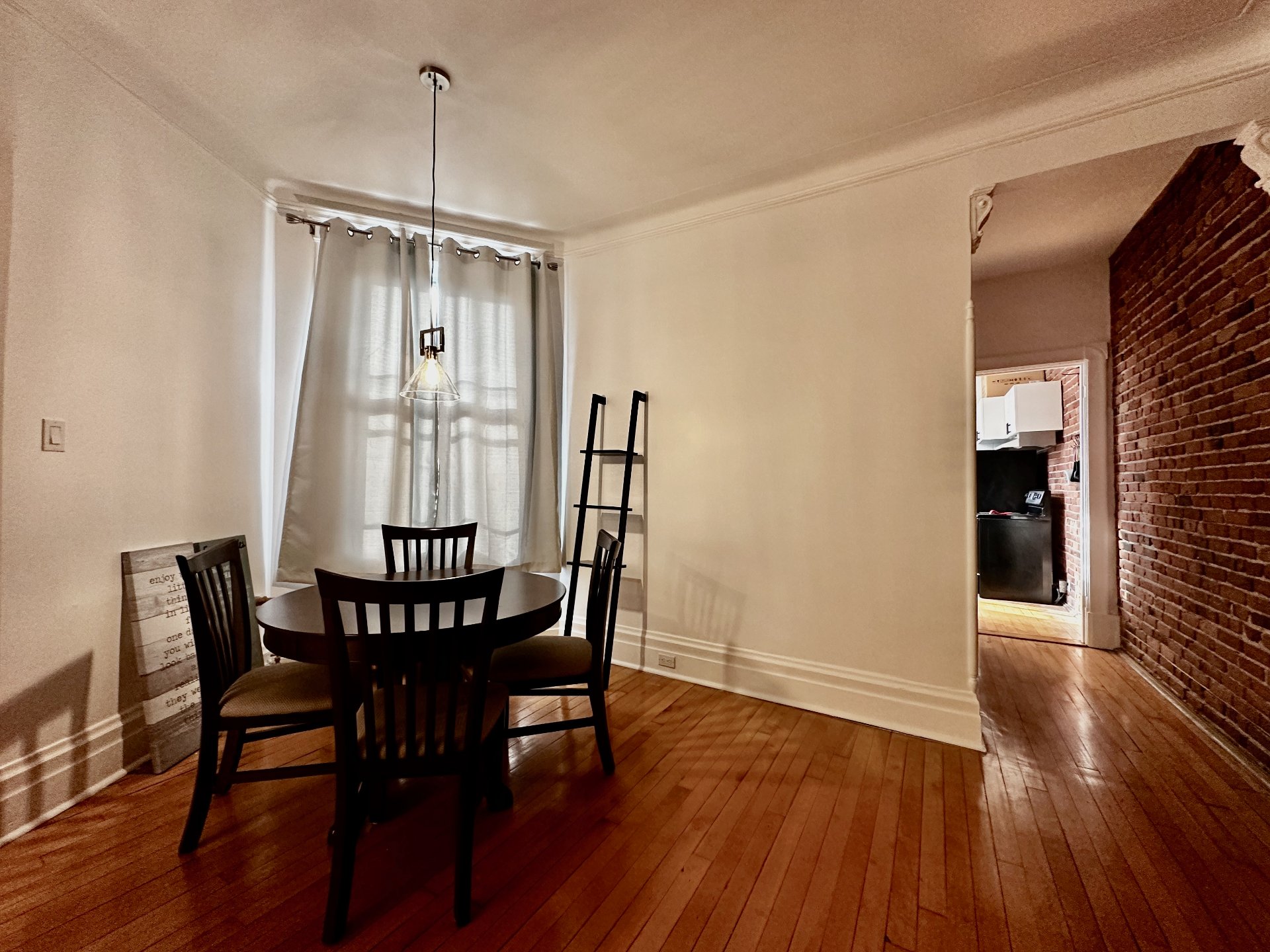 Montréal (Côte-Des-Neiges/Notre-Dame-De-Grâce), QC H4A 3H2, Canada, 3 Bedrooms Bedrooms, ,1 BathroomBathrooms,Residential,Active,35879