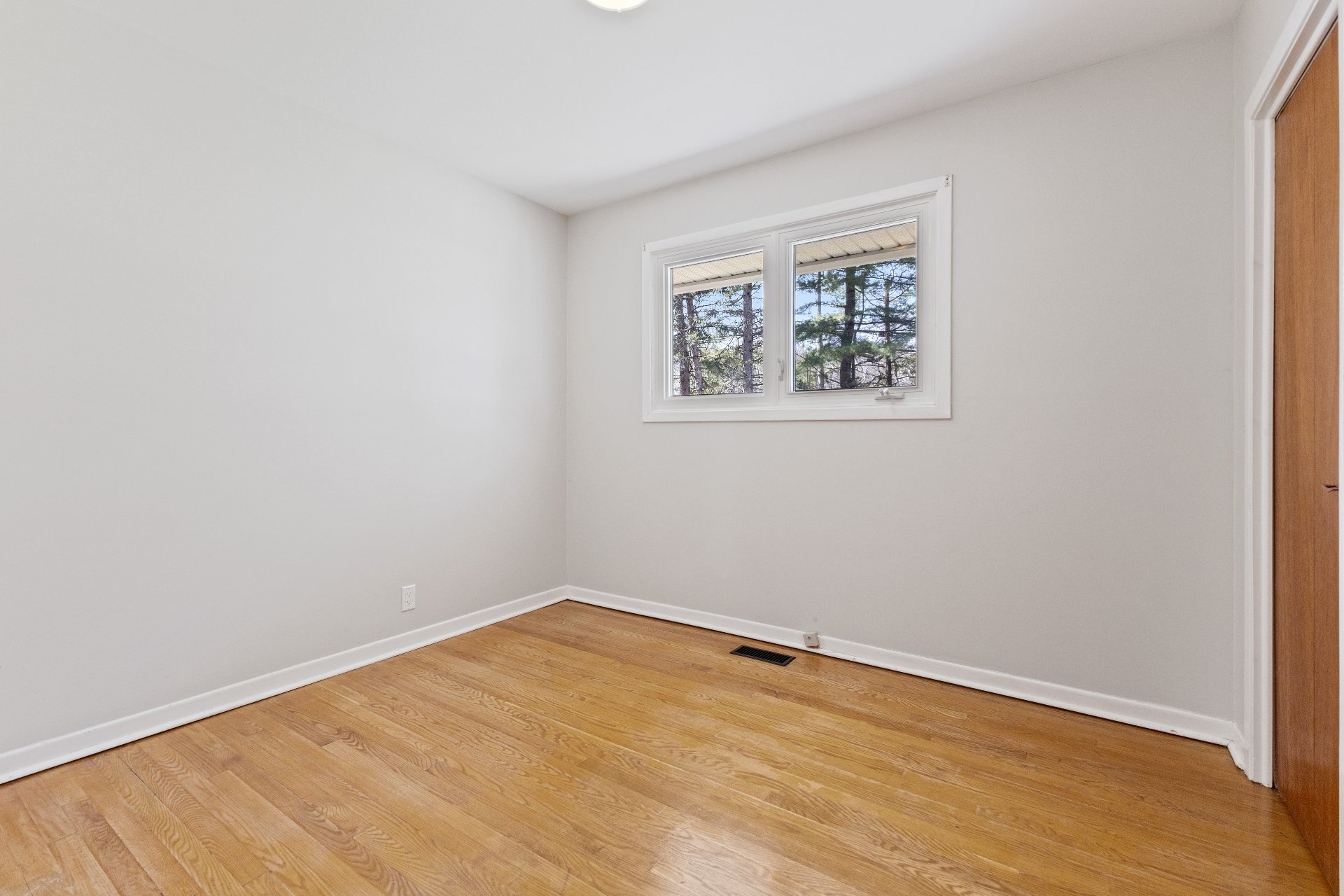 Chelsea, QC J9B 1P4, Canada, 3 Bedrooms Bedrooms, ,1 BathroomBathrooms,Residential,Active,122155