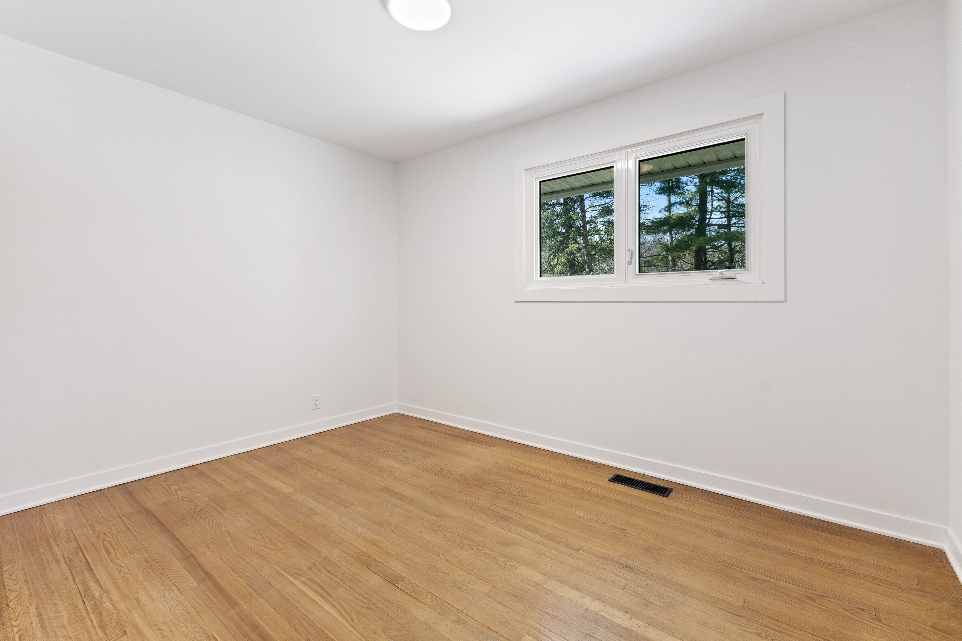 Chelsea, QC J9B 1P4, Canada, 3 Bedrooms Bedrooms, ,1 BathroomBathrooms,Residential,Active,122155