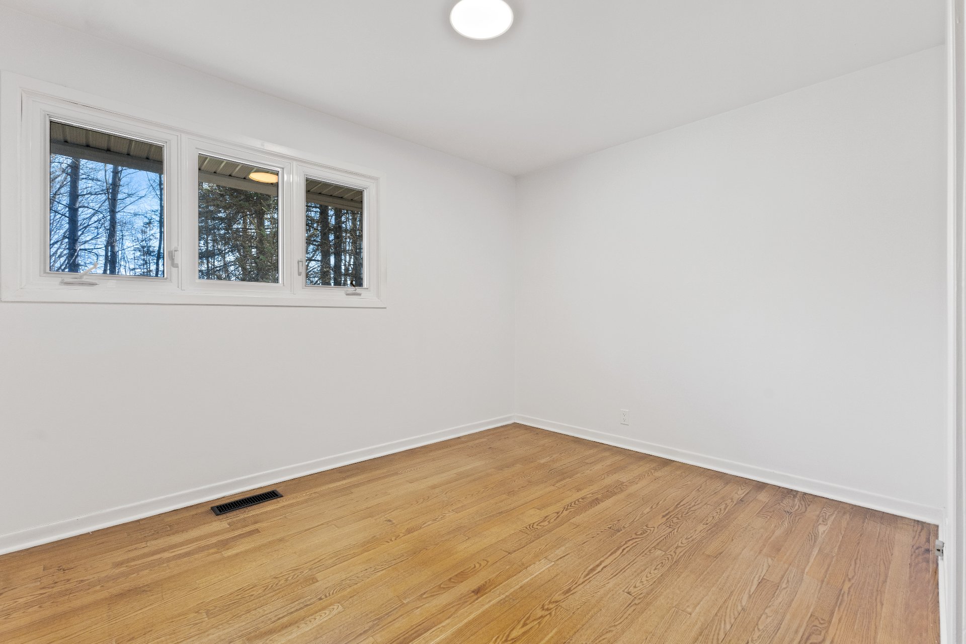 Chelsea, QC J9B 1P4, Canada, 3 Bedrooms Bedrooms, ,1 BathroomBathrooms,Residential,Active,122155