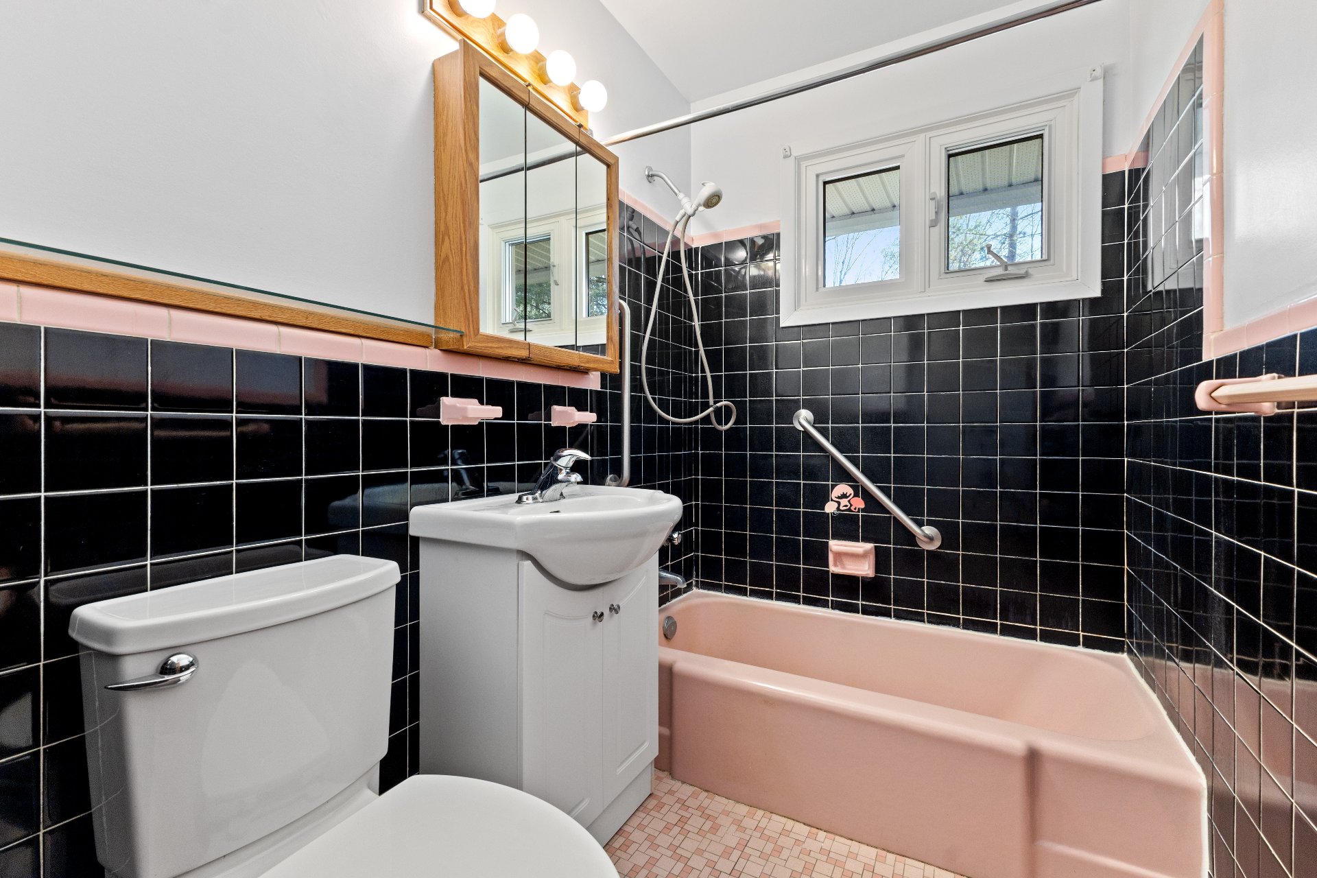 Chelsea, QC J9B 1P4, Canada, 3 Bedrooms Bedrooms, ,1 BathroomBathrooms,Residential,Active,122155