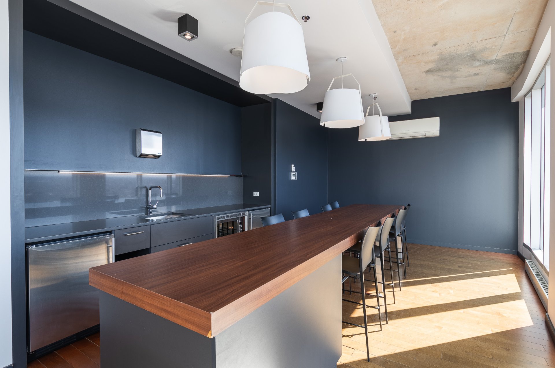 Montréal (Ville-Marie), QC H3H 0A2, Canada, 1 Bedroom Bedrooms, ,1 BathroomBathrooms,Residential,Active,95325