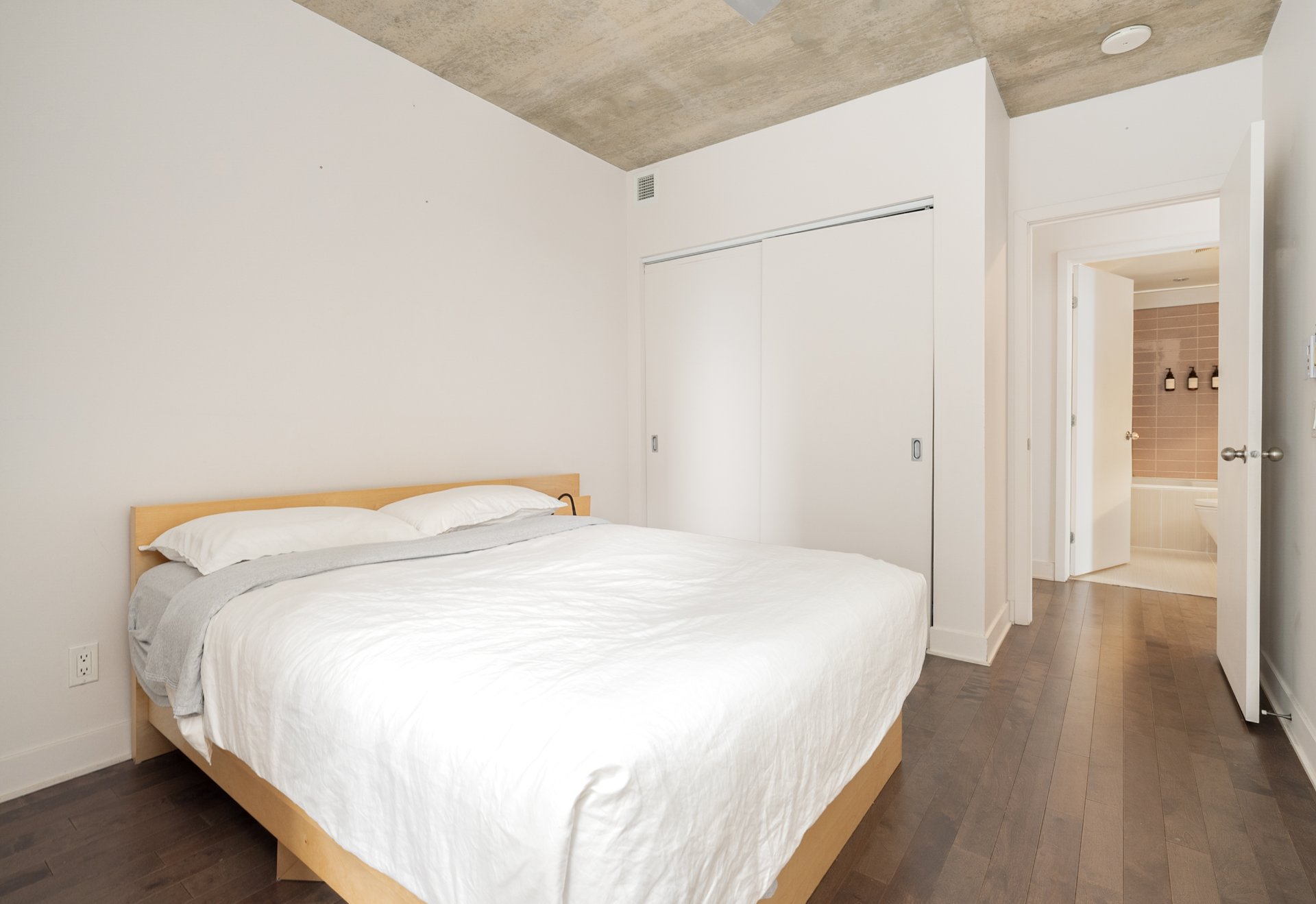 Montréal (Ville-Marie), QC H3H 0A2, Canada, 1 Bedroom Bedrooms, ,1 BathroomBathrooms,Residential,Active,95325