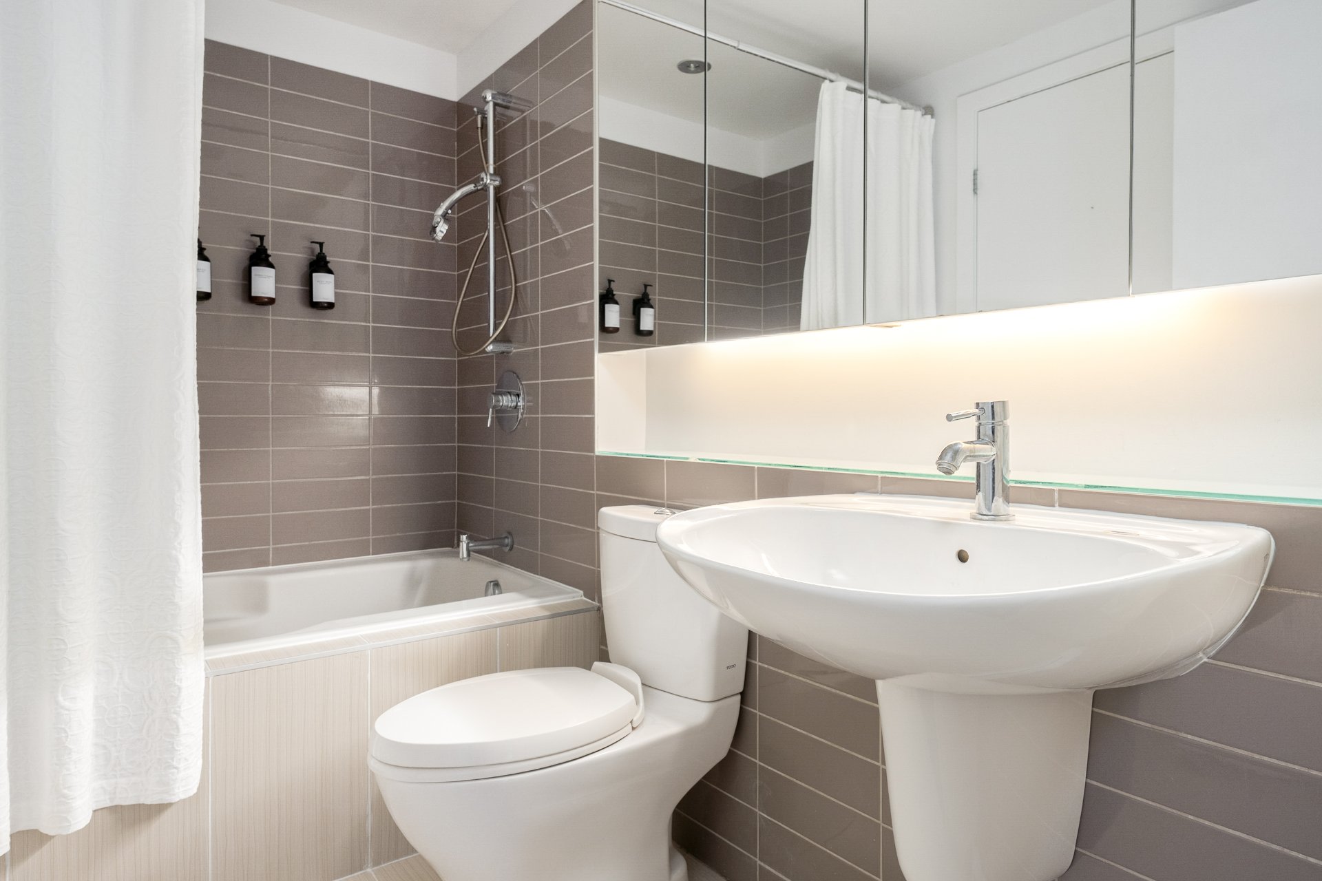 Montréal (Ville-Marie), QC H3H 0A2, Canada, 1 Bedroom Bedrooms, ,1 BathroomBathrooms,Residential,Active,95325