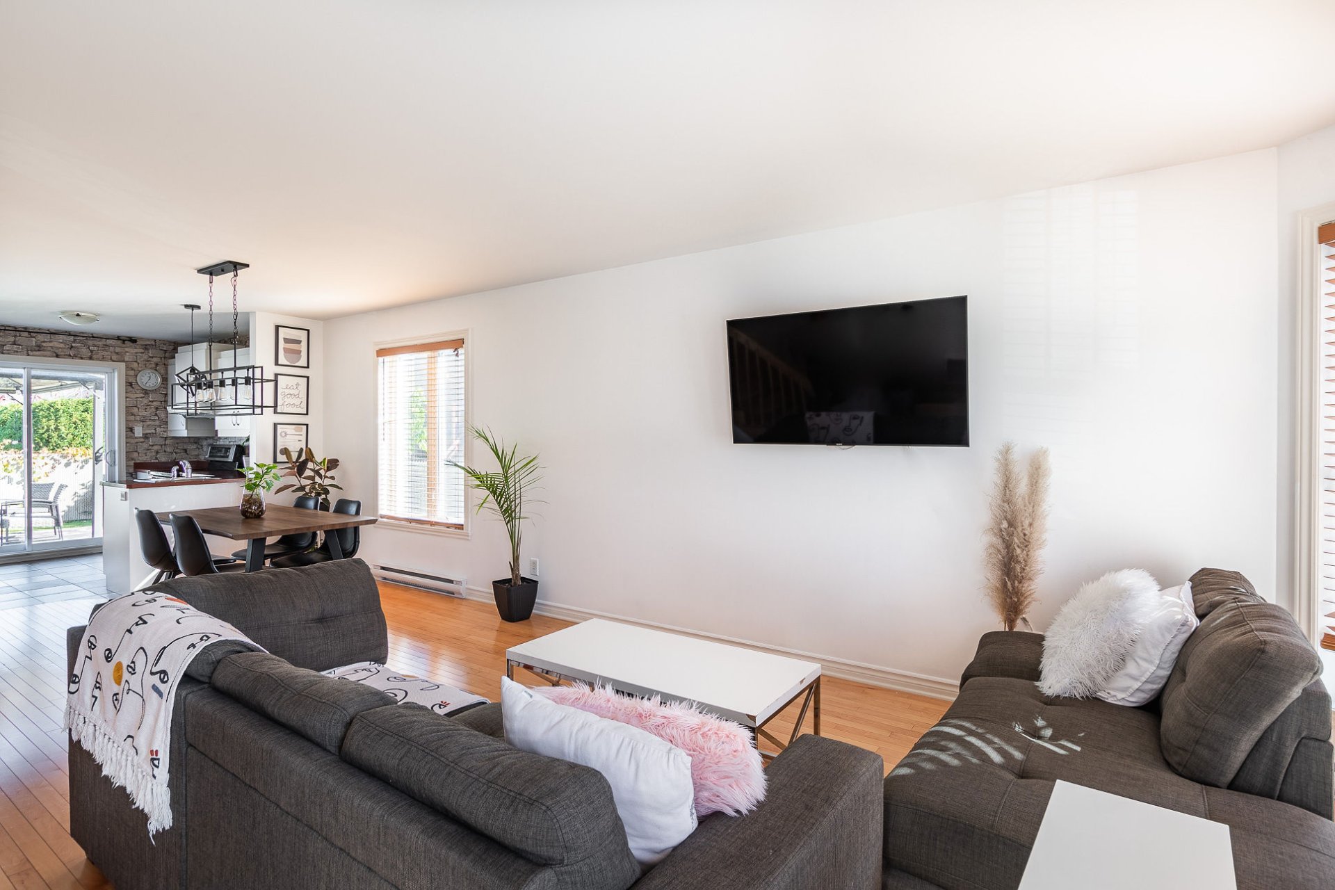 L'Épiphanie, QC J5X 0A6, Canada, 2 Bedrooms Bedrooms, ,2 BathroomsBathrooms,Residential,Active,37625