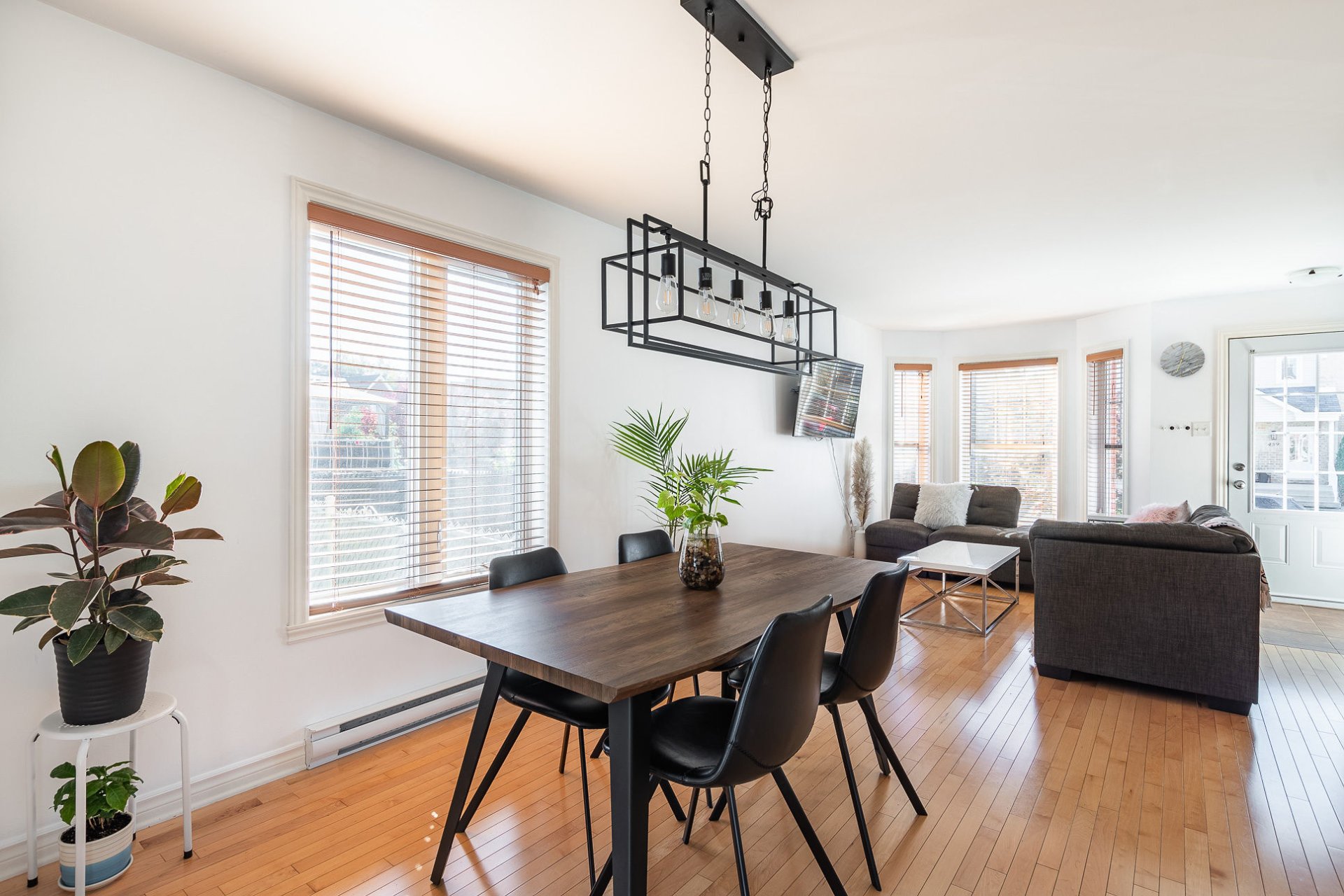 L'Épiphanie, QC J5X 0A6, Canada, 2 Bedrooms Bedrooms, ,2 BathroomsBathrooms,Residential,Active,37625