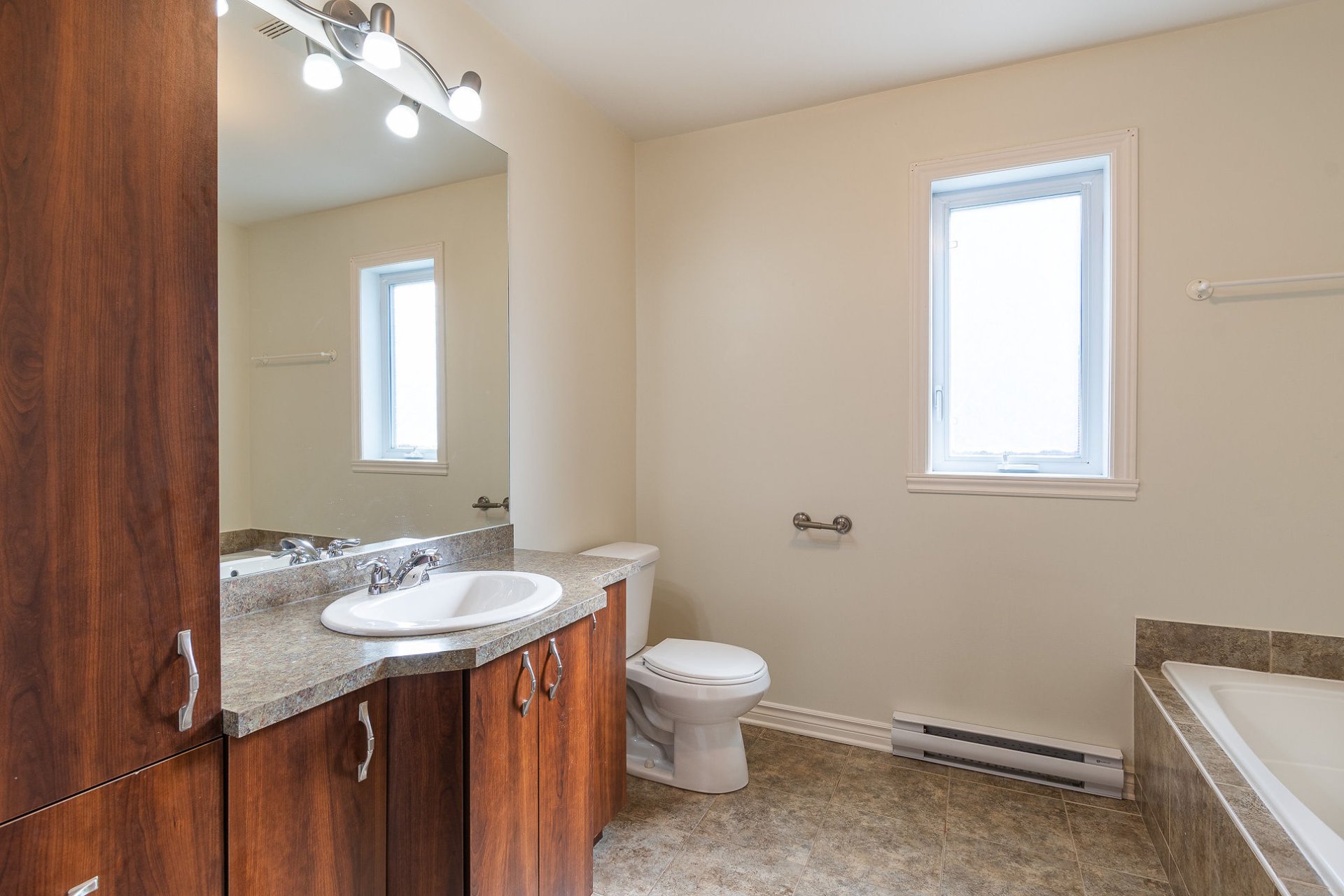 L'Épiphanie, QC J5X 0A6, Canada, 2 Bedrooms Bedrooms, ,2 BathroomsBathrooms,Residential,Active,37625