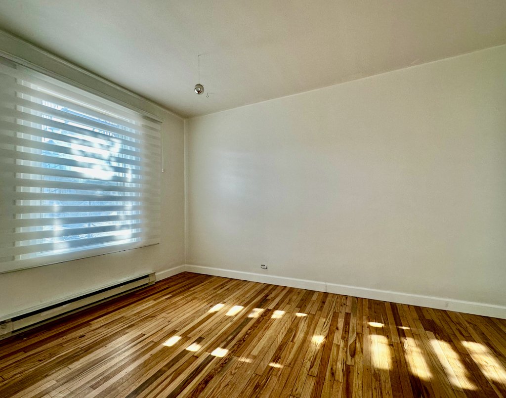 Montréal (Rosemont/La Petite-Patrie), QC H1Y 2E3, Canada, 3 Bedrooms Bedrooms, ,1 BathroomBathrooms,Residential,Active,34960