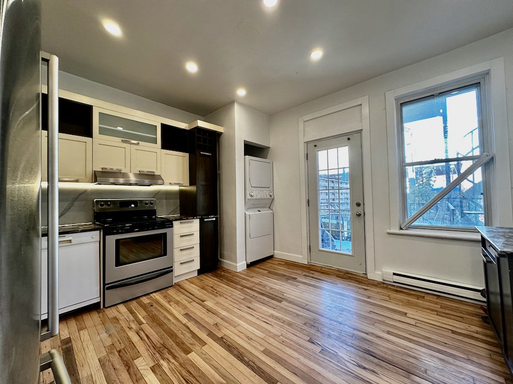 Montréal (Rosemont/La Petite-Patrie), QC H1Y 2E3, Canada, 3 Bedrooms Bedrooms, ,1 BathroomBathrooms,Residential,Active,34960