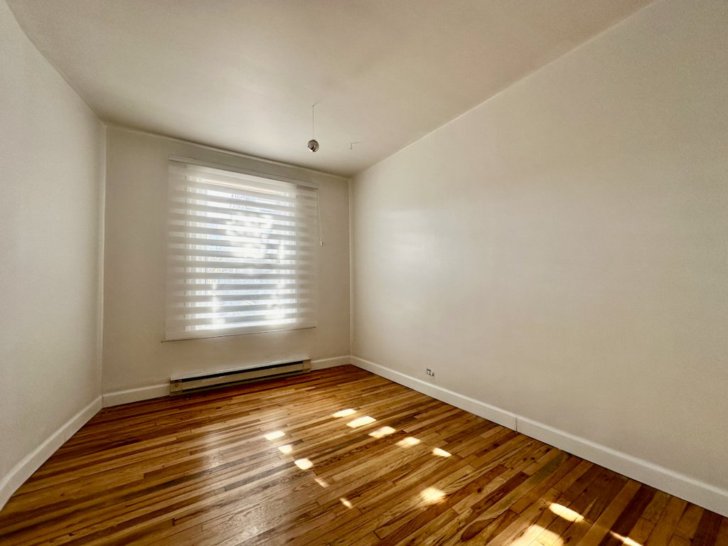 Montréal (Rosemont/La Petite-Patrie), QC H1Y 2E3, Canada, 3 Bedrooms Bedrooms, ,1 BathroomBathrooms,Residential,Active,34960