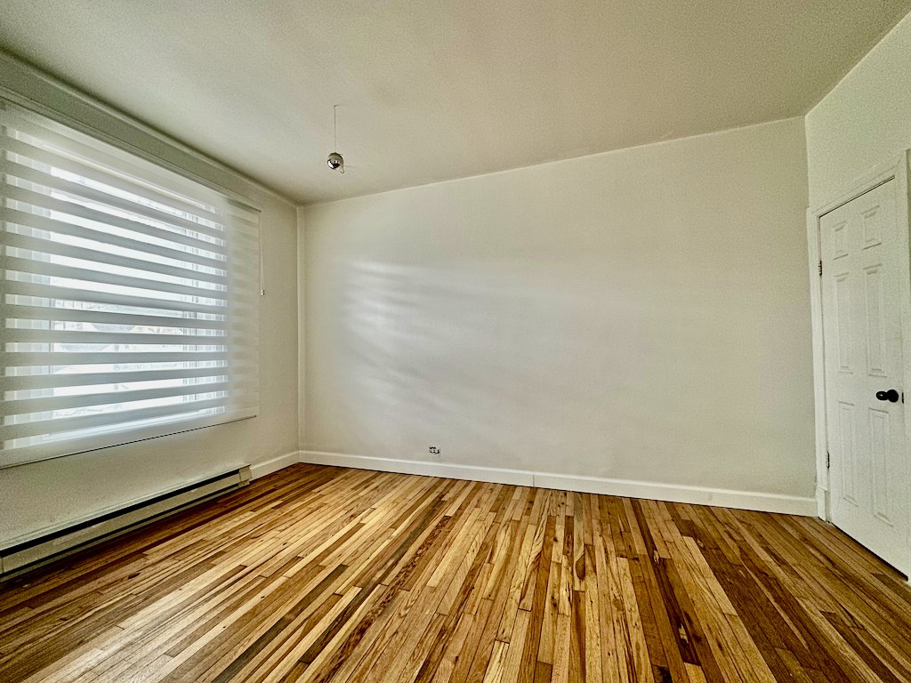 Montréal (Rosemont/La Petite-Patrie), QC H1Y 2E3, Canada, 3 Bedrooms Bedrooms, ,1 BathroomBathrooms,Residential,Active,34960