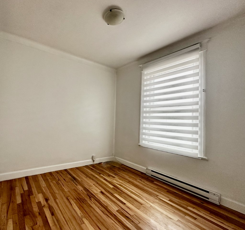 Montréal (Rosemont/La Petite-Patrie), QC H1Y 2E3, Canada, 3 Bedrooms Bedrooms, ,1 BathroomBathrooms,Residential,Active,34960