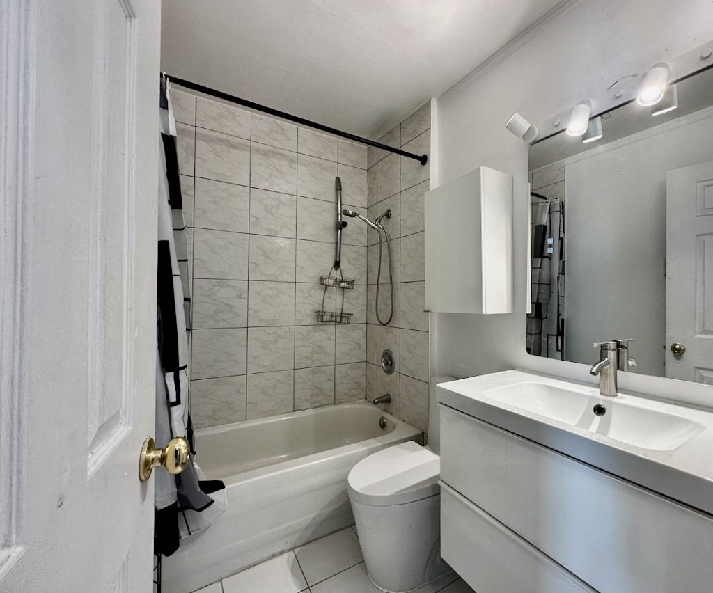 Montréal (Rosemont/La Petite-Patrie), QC H1Y 2E3, Canada, 3 Bedrooms Bedrooms, ,1 BathroomBathrooms,Residential,Active,34960