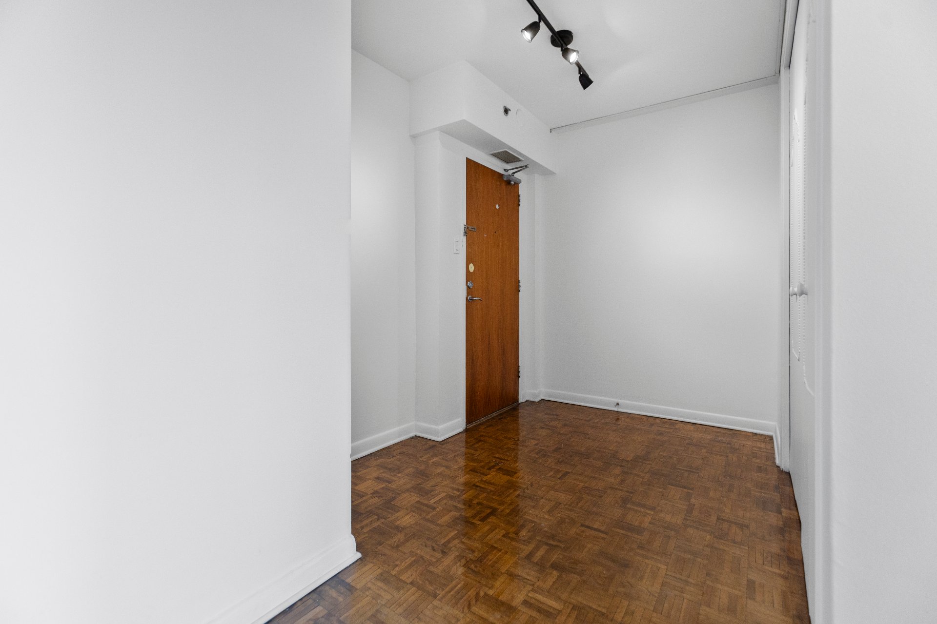 Côte-Saint-Luc, QC H3X 2W2, Canada, 2 Bedrooms Bedrooms, ,2 BathroomsBathrooms,Residential,Active,18206