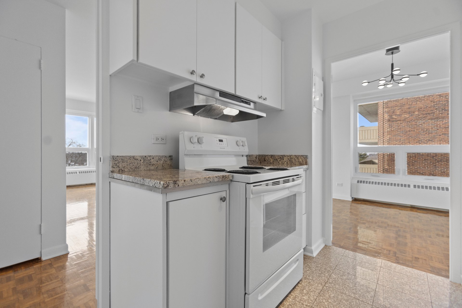 Côte-Saint-Luc, QC H3X 2W2, Canada, 2 Bedrooms Bedrooms, ,2 BathroomsBathrooms,Residential,Active,18206