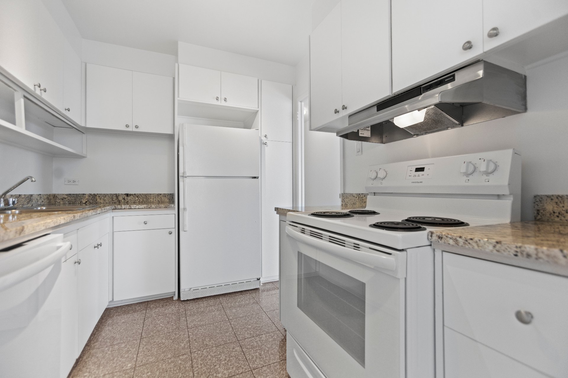 Côte-Saint-Luc, QC H3X 2W2, Canada, 2 Bedrooms Bedrooms, ,2 BathroomsBathrooms,Residential,Active,18206