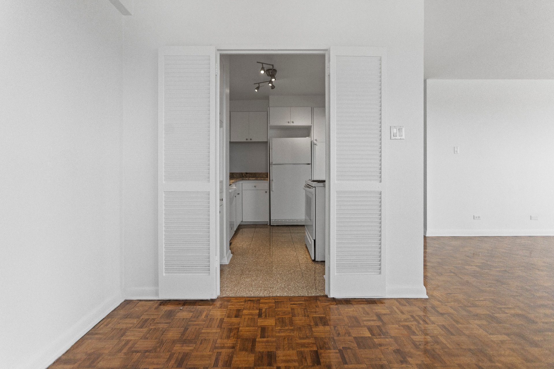 Côte-Saint-Luc, QC H3X 2W2, Canada, 2 Bedrooms Bedrooms, ,2 BathroomsBathrooms,Residential,Active,18206