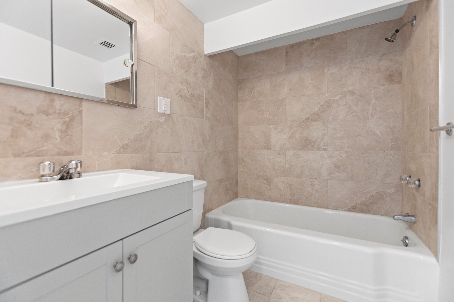 Côte-Saint-Luc, QC H3X 2W2, Canada, 2 Bedrooms Bedrooms, ,2 BathroomsBathrooms,Residential,Active,18206