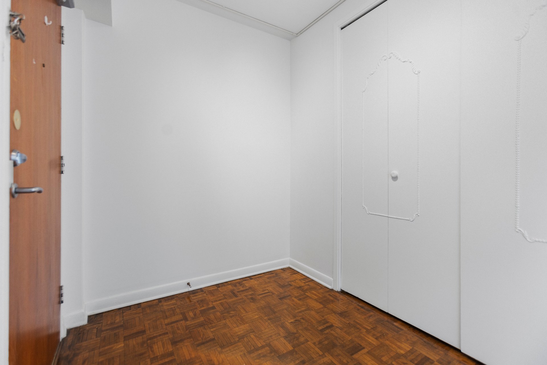 Côte-Saint-Luc, QC H3X 2W2, Canada, 2 Bedrooms Bedrooms, ,2 BathroomsBathrooms,Residential,Active,18206