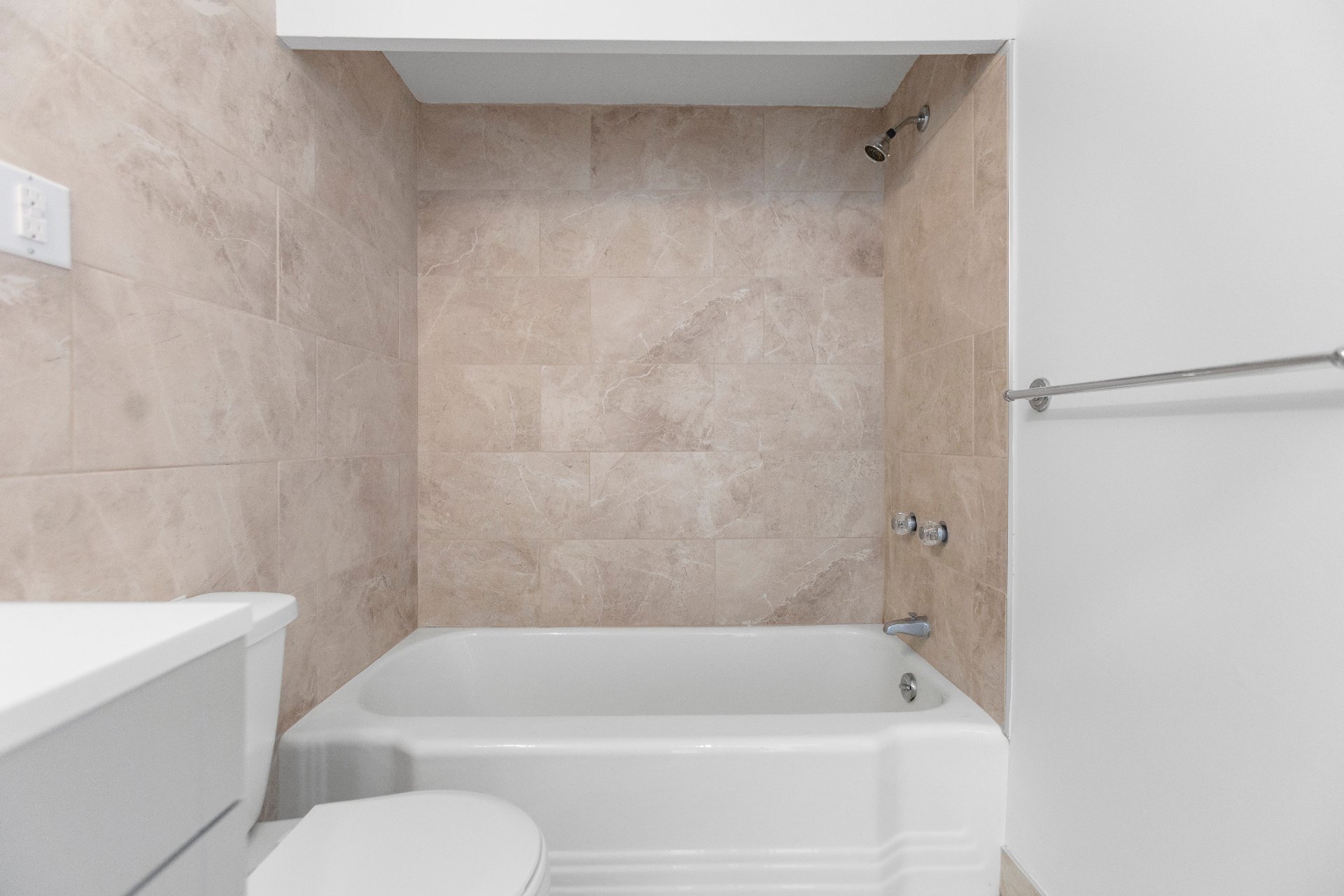 Côte-Saint-Luc, QC H3X 2W2, Canada, 2 Bedrooms Bedrooms, ,2 BathroomsBathrooms,Residential,Active,18206