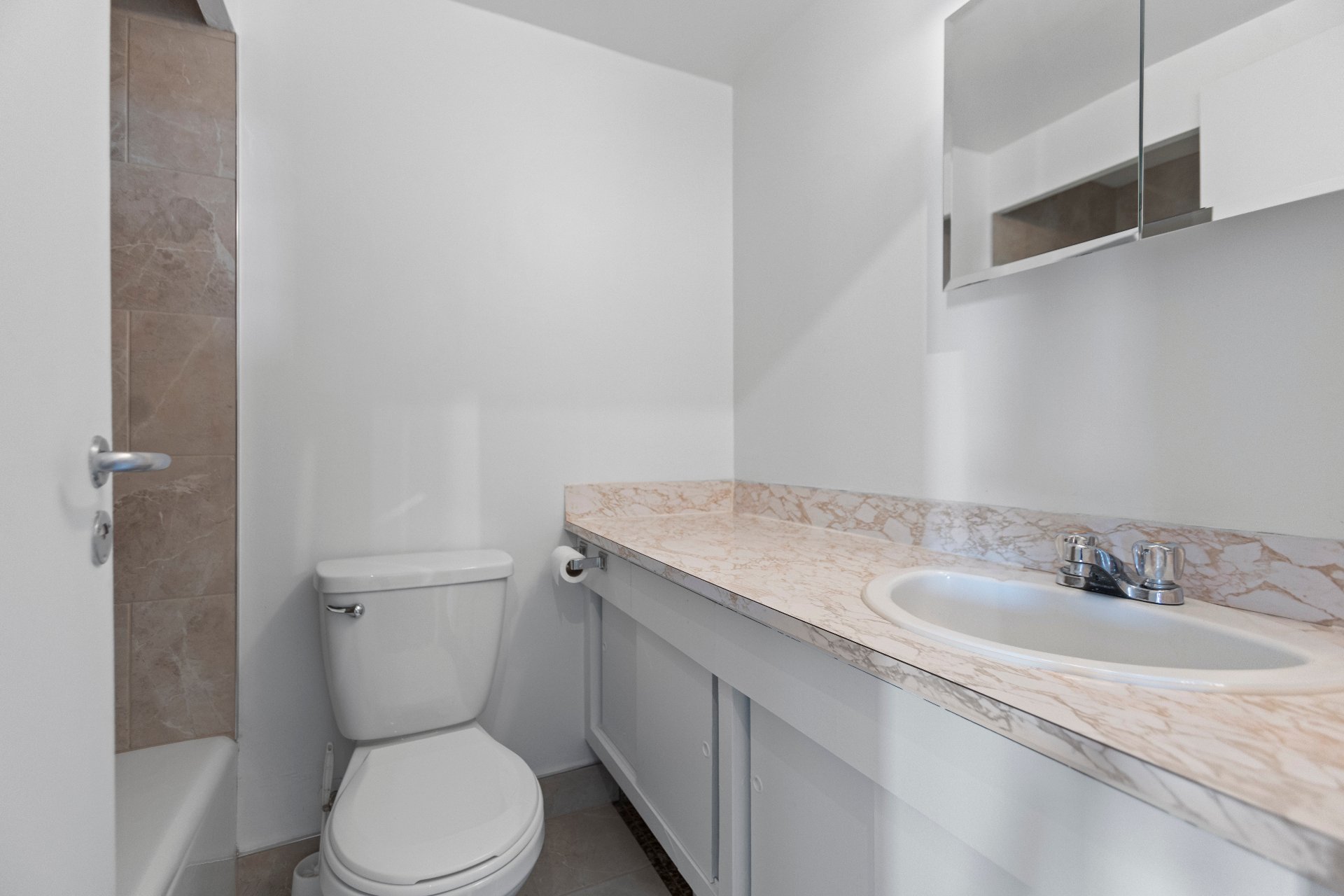 Côte-Saint-Luc, QC H3X 2W2, Canada, 2 Bedrooms Bedrooms, ,2 BathroomsBathrooms,Residential,Active,18206