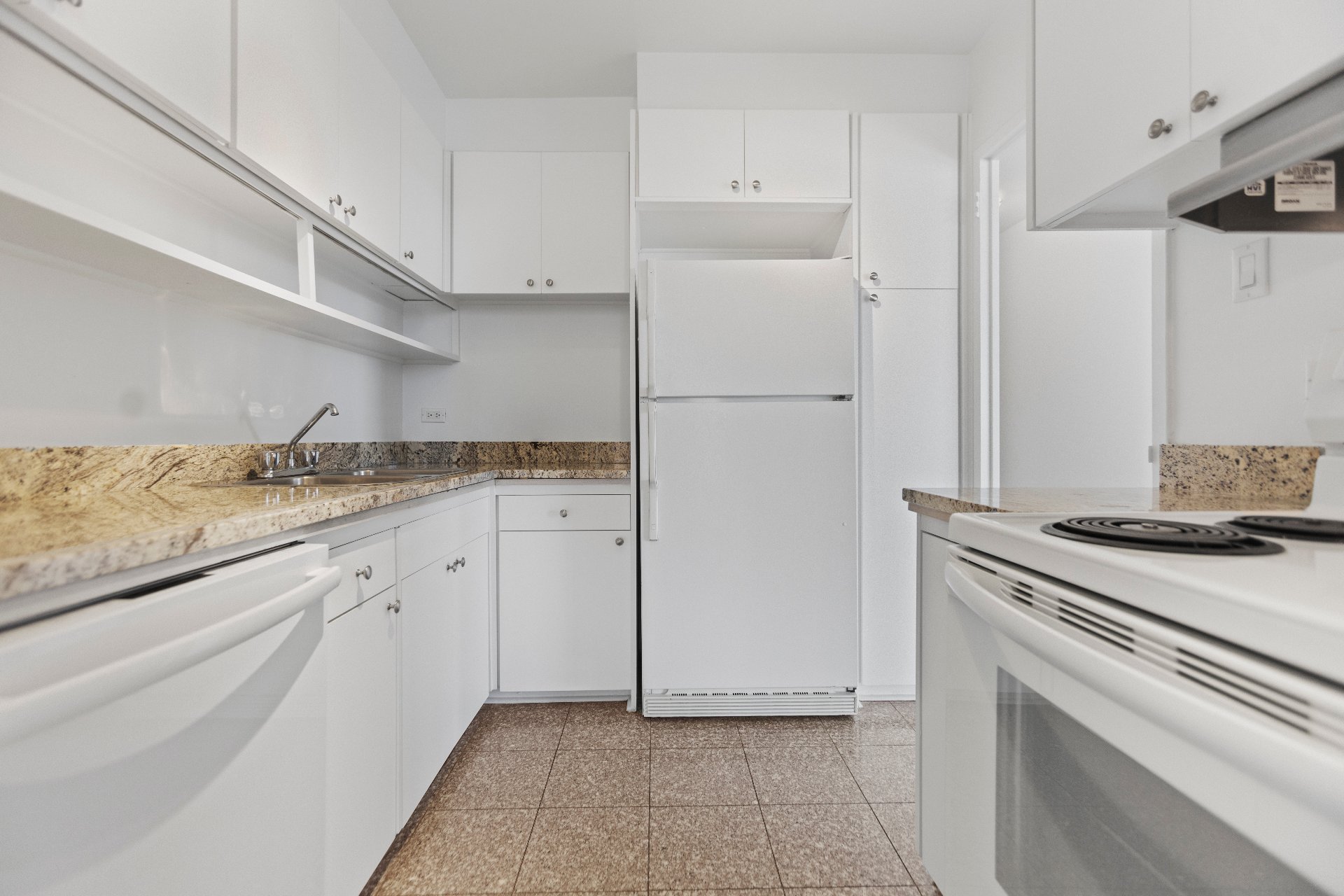 Côte-Saint-Luc, QC H3X 2W2, Canada, 2 Bedrooms Bedrooms, ,2 BathroomsBathrooms,Residential,Active,18206