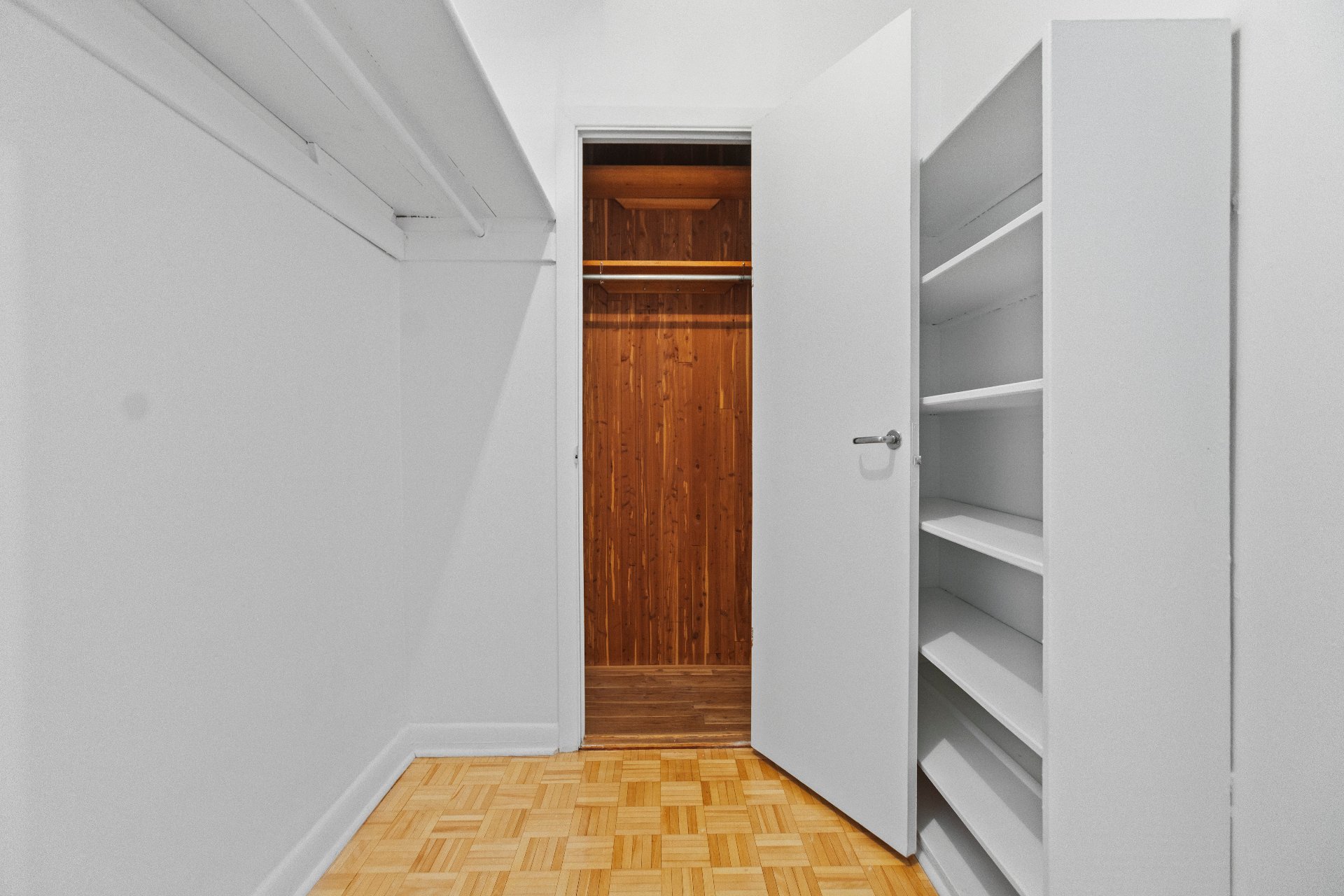 Côte-Saint-Luc, QC H3X 2W2, Canada, 2 Bedrooms Bedrooms, ,2 BathroomsBathrooms,Residential,Active,18206