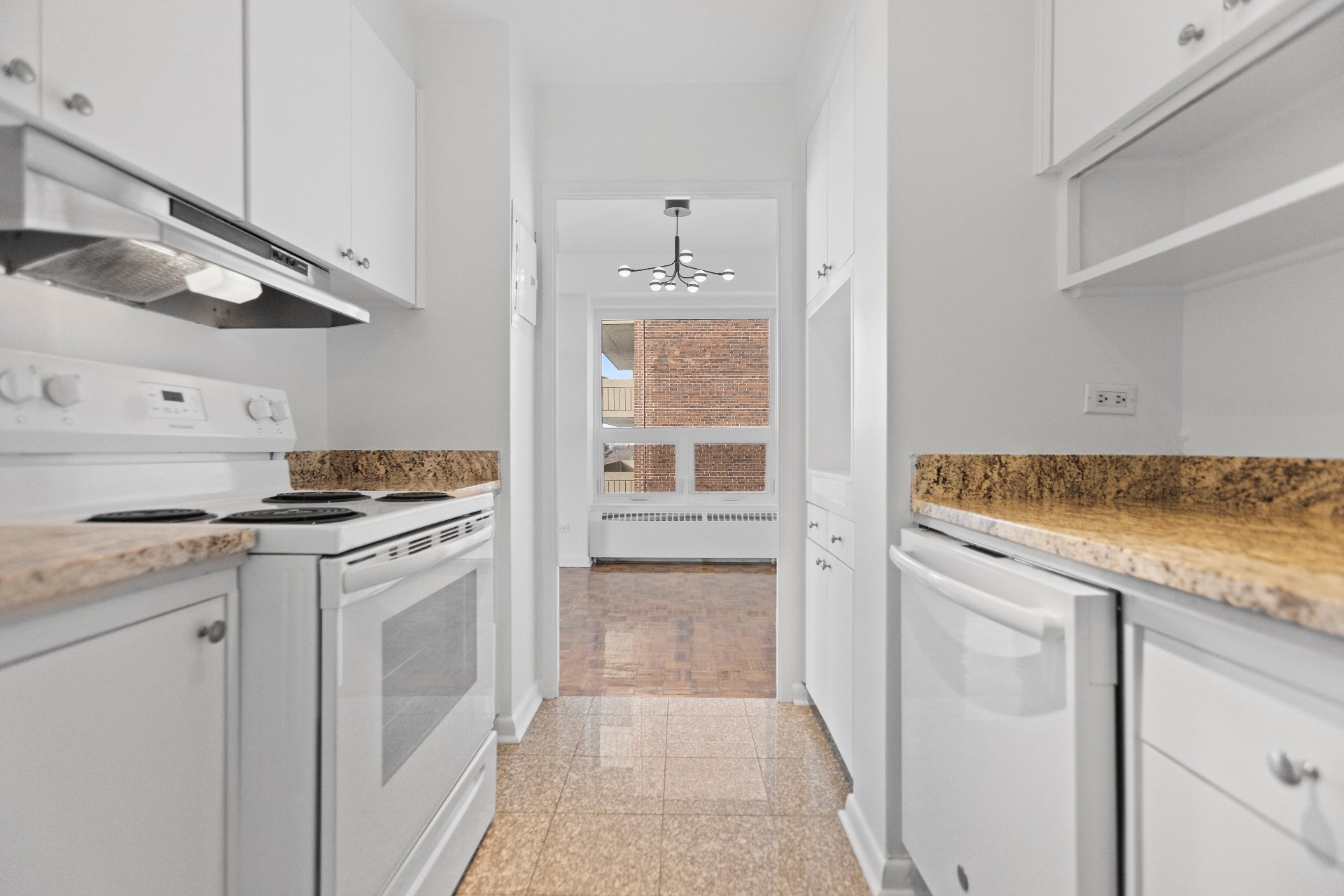 Côte-Saint-Luc, QC H3X 2W2, Canada, 2 Bedrooms Bedrooms, ,2 BathroomsBathrooms,Residential,Active,18206