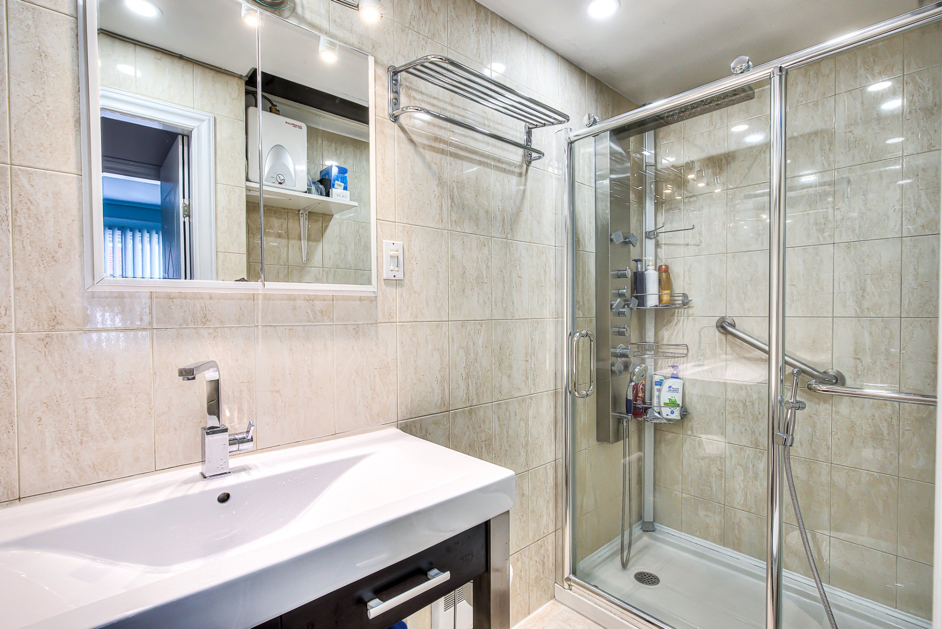 Montréal (Villeray/Saint-Michel/Parc-Extension), QC H3N 2V2, Canada, 6 Bedrooms Bedrooms, ,2 BathroomsBathrooms,Residential,Active,52918