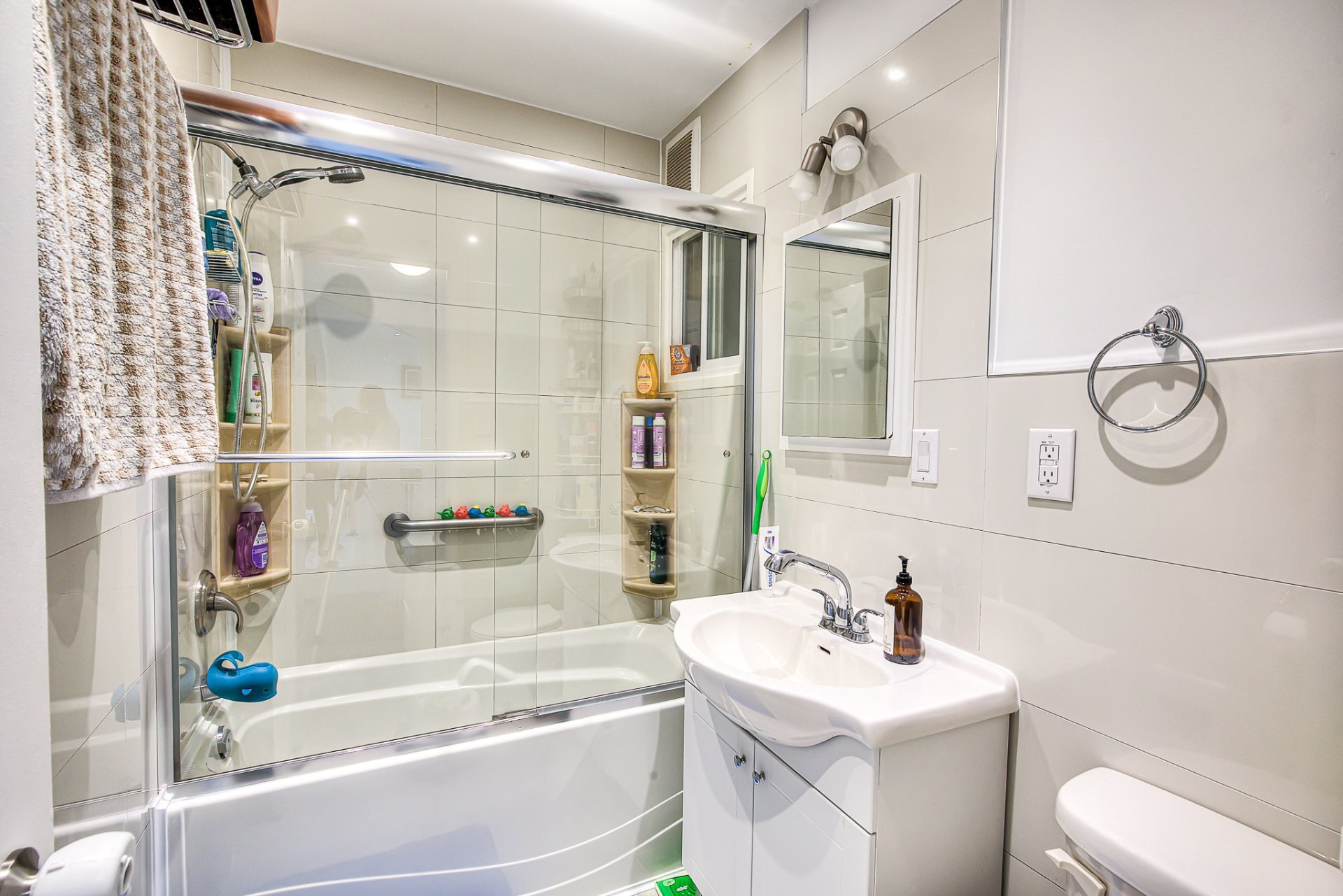 Montréal (Villeray/Saint-Michel/Parc-Extension), QC H3N 2V2, Canada, 6 Bedrooms Bedrooms, ,2 BathroomsBathrooms,Residential,Active,52918