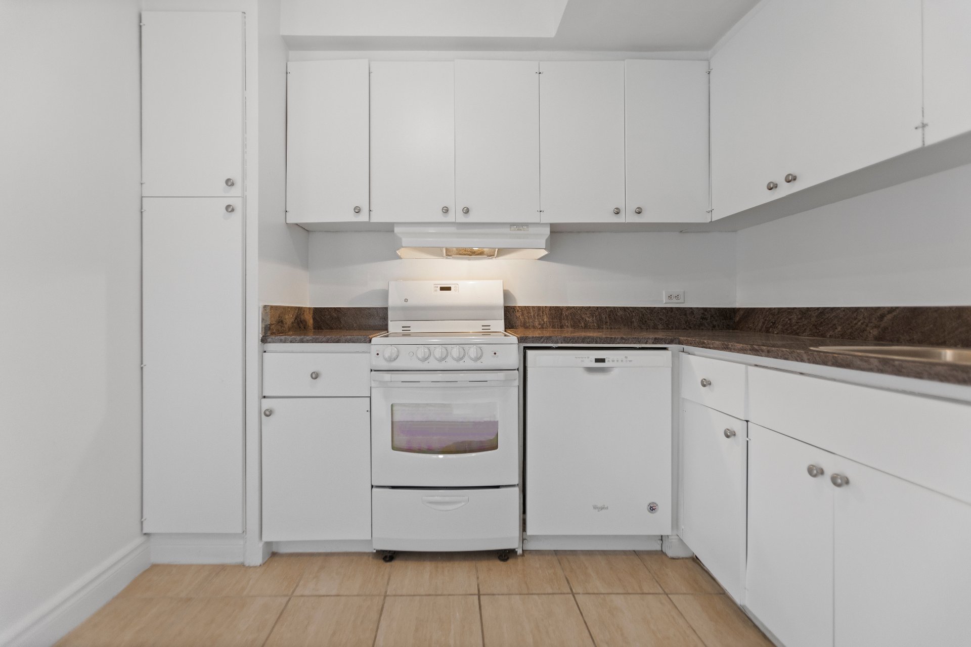 Montréal (Ville-Marie), QC H3H 2J8, Canada, 1 Bedroom Bedrooms, ,1 BathroomBathrooms,Residential,Active,46253