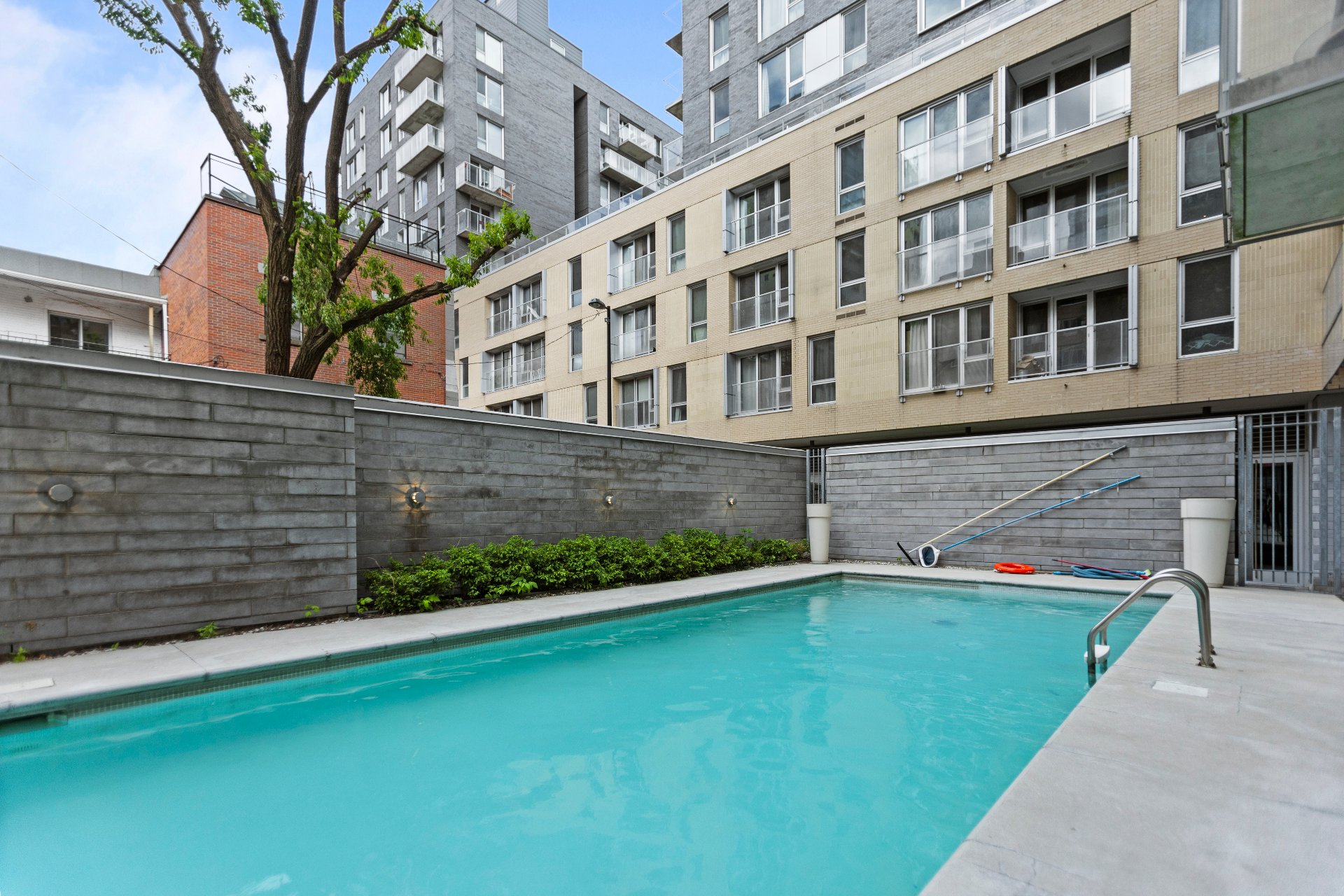 Montréal (Ville-Marie), QC H3H 0A2, Canada, 2 Bedrooms Bedrooms, ,2 BathroomsBathrooms,Residential,Active,235269