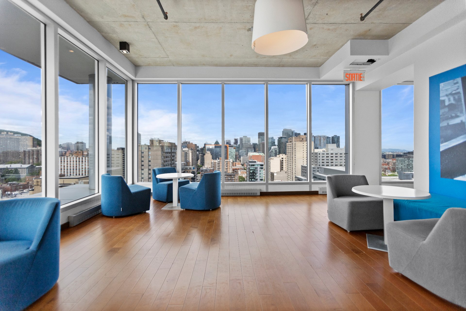 Montréal (Ville-Marie), QC H3H 0A2, Canada, 2 Bedrooms Bedrooms, ,2 BathroomsBathrooms,Residential,Active,235269