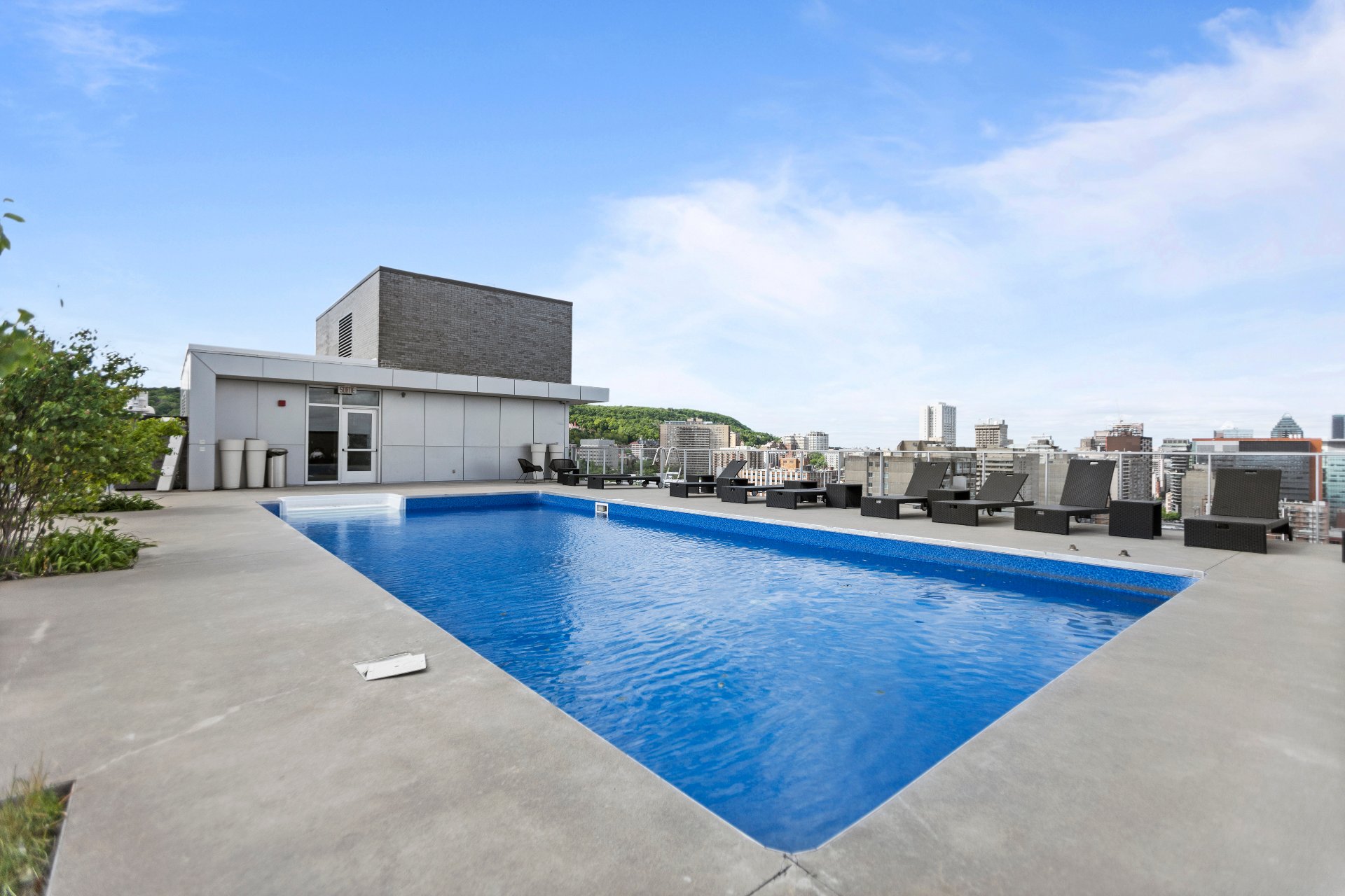 Montréal (Ville-Marie), QC H3H 0A2, Canada, 2 Bedrooms Bedrooms, ,2 BathroomsBathrooms,Residential,Active,235269