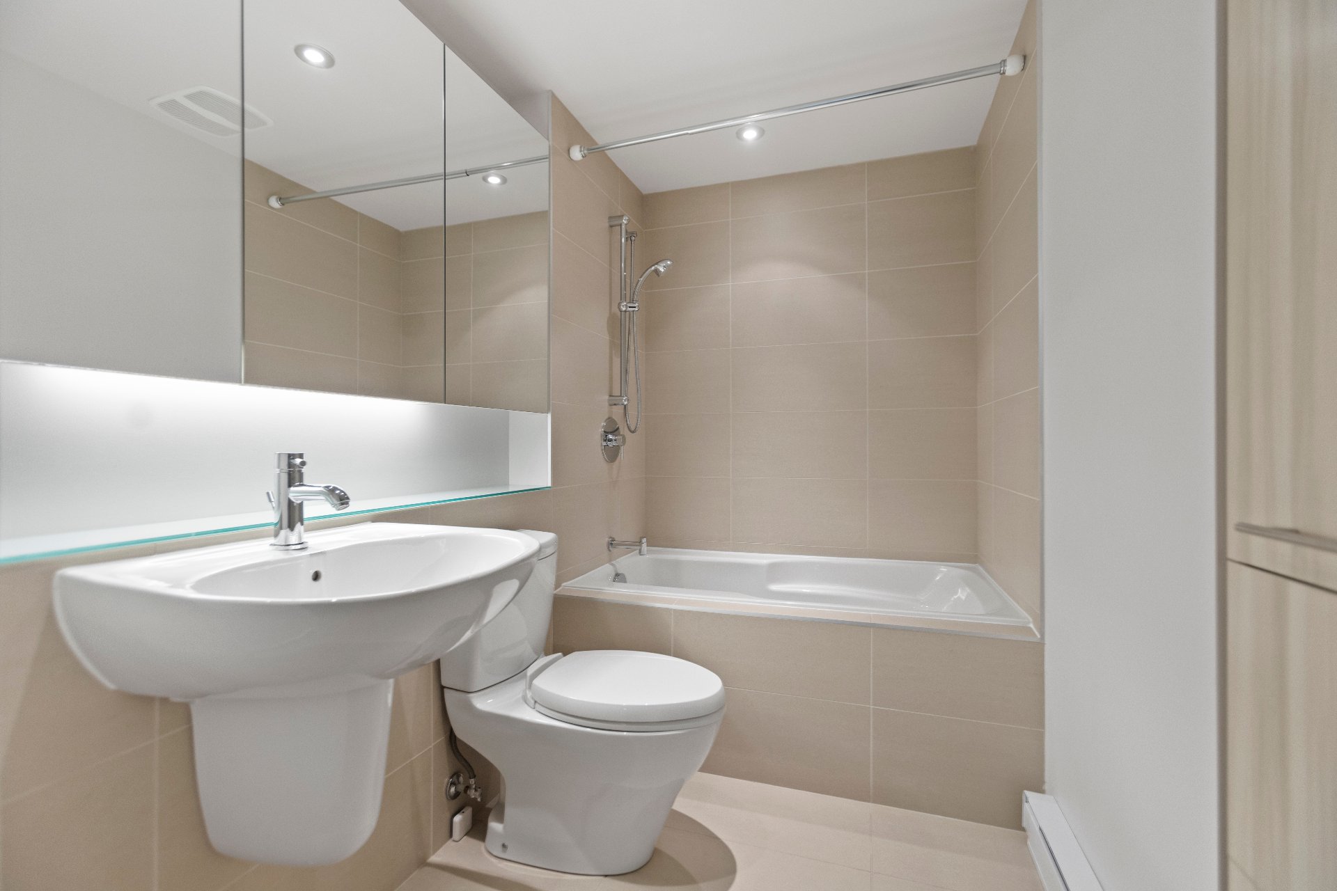 Montréal (Ville-Marie), QC H3H 0A2, Canada, 2 Bedrooms Bedrooms, ,2 BathroomsBathrooms,Residential,Active,235269