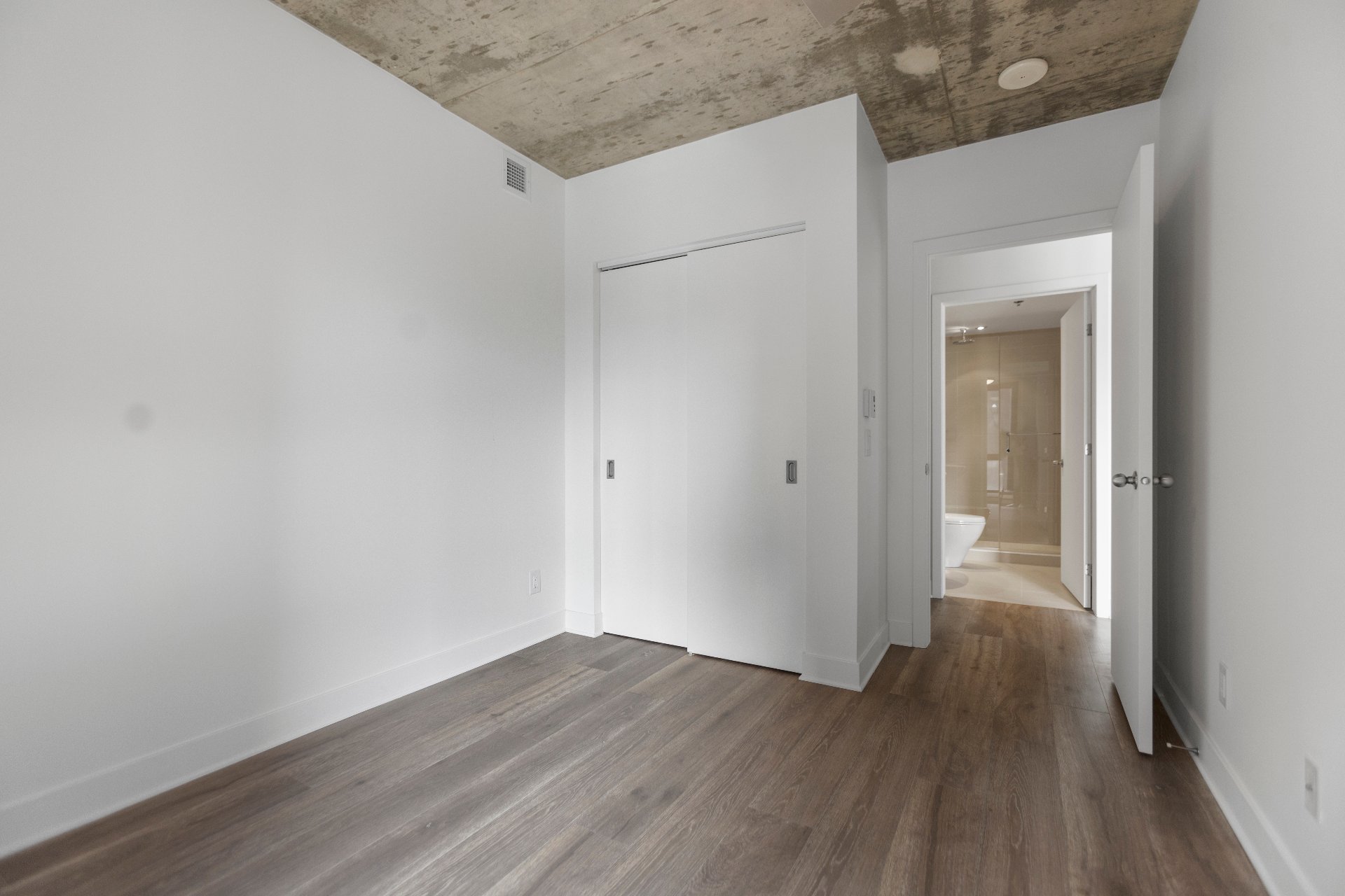 Montréal (Ville-Marie), QC H3H 0A2, Canada, 2 Bedrooms Bedrooms, ,2 BathroomsBathrooms,Residential,Active,235269