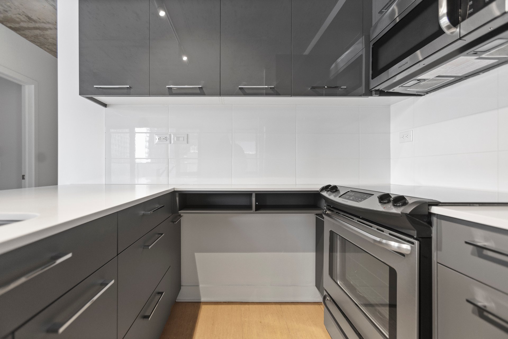 Montréal (Ville-Marie), QC H3H 0A2, Canada, 2 Bedrooms Bedrooms, ,2 BathroomsBathrooms,Residential,Active,235269