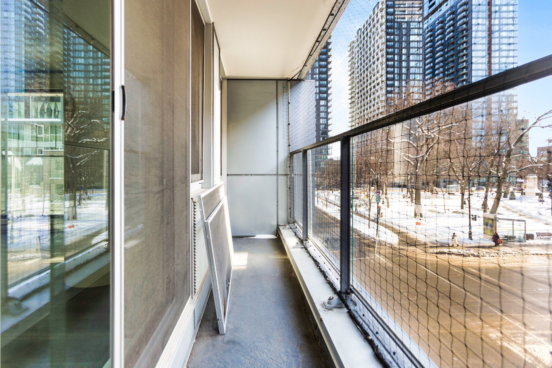 Montréal (Ville-Marie), QC H3H 0A2, Canada, 2 Bedrooms Bedrooms, ,2 BathroomsBathrooms,Residential,Active,235269