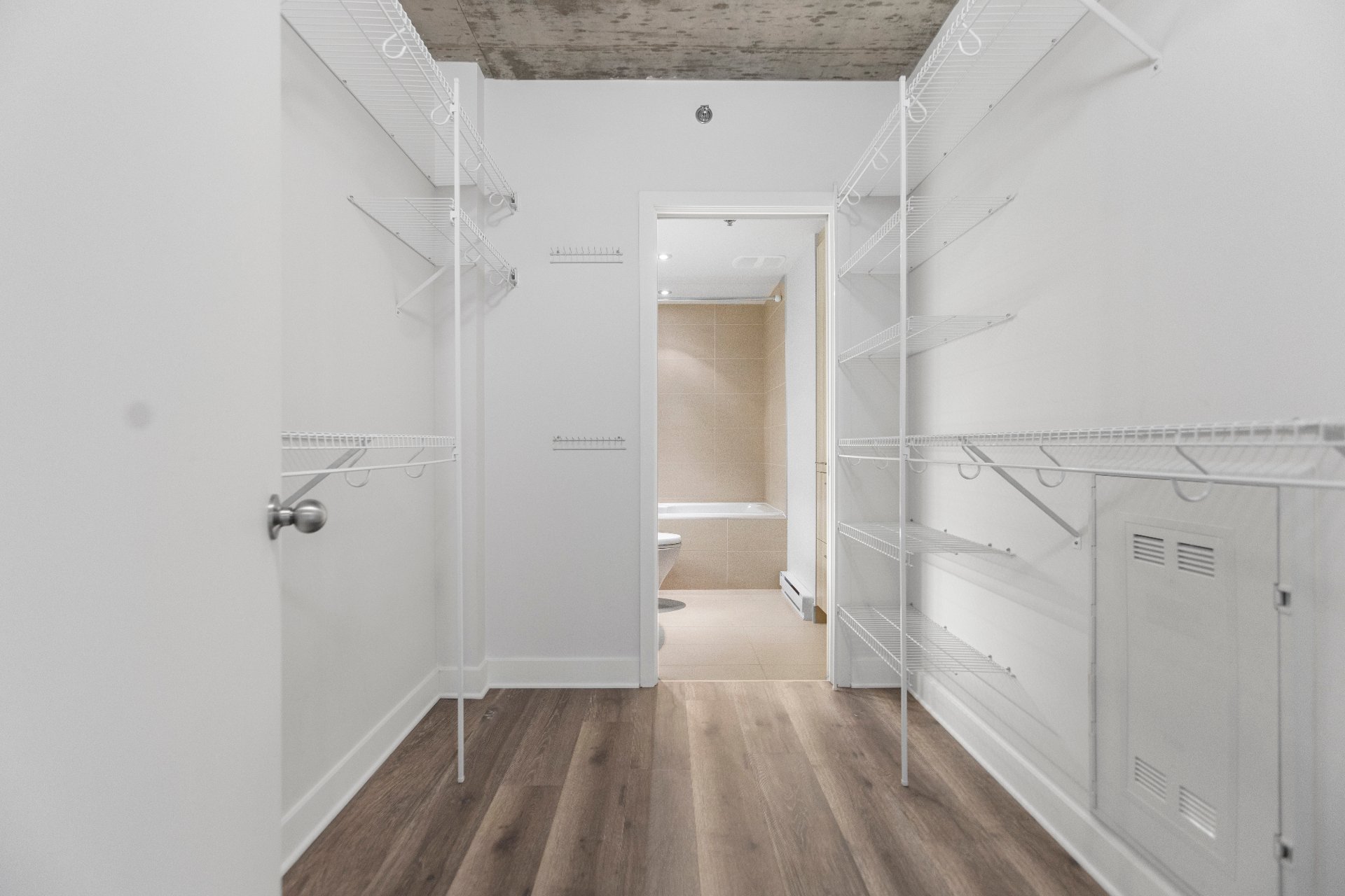 Montréal (Ville-Marie), QC H3H 0A2, Canada, 2 Bedrooms Bedrooms, ,2 BathroomsBathrooms,Residential,Active,235269